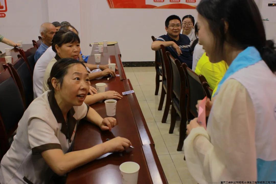 图13 实践团向社区老人宣讲防诈知识.jpg