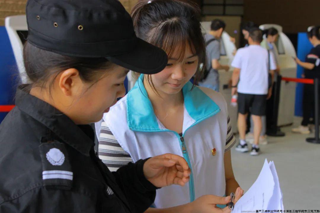 图15 实践团在大足石刻风景区开展调研图片2.jpg