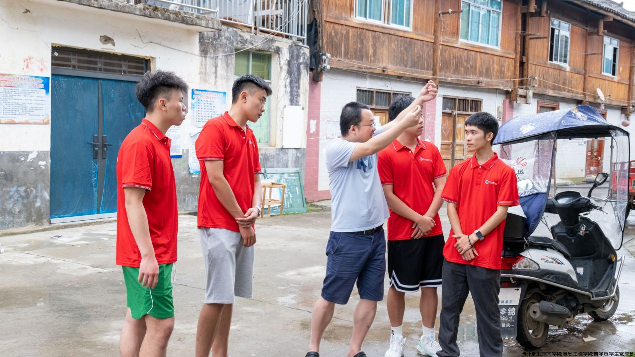 图为学院教师为实践队成员讲授专业实践课