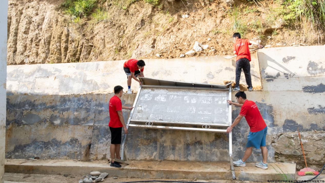 图为实践队成员清理村中大件垃圾