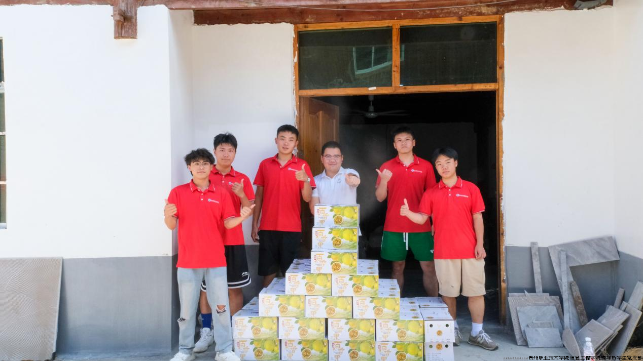 图为实践队成员与打包好的百香果的合