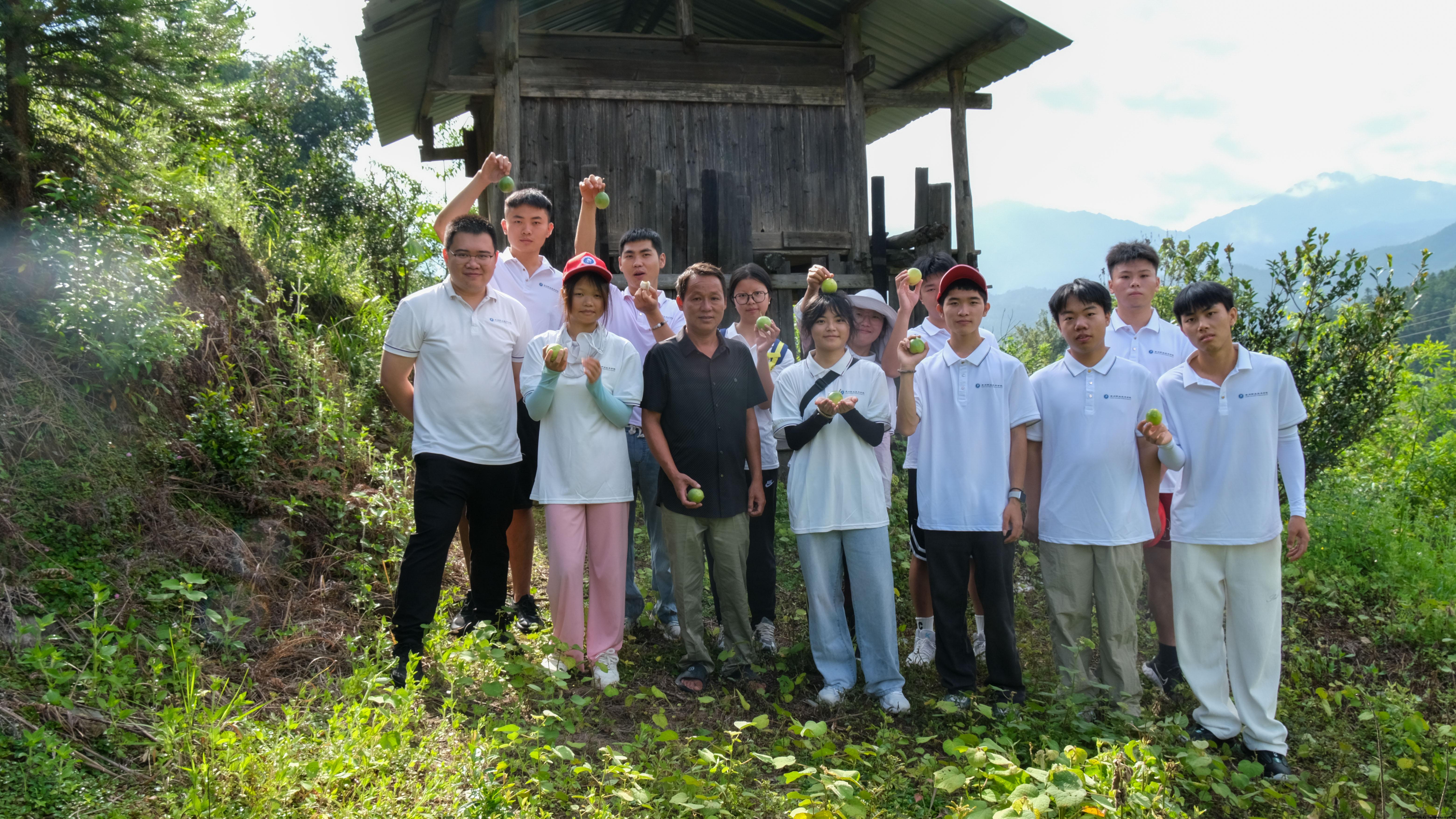 图为百香果种植基地合影