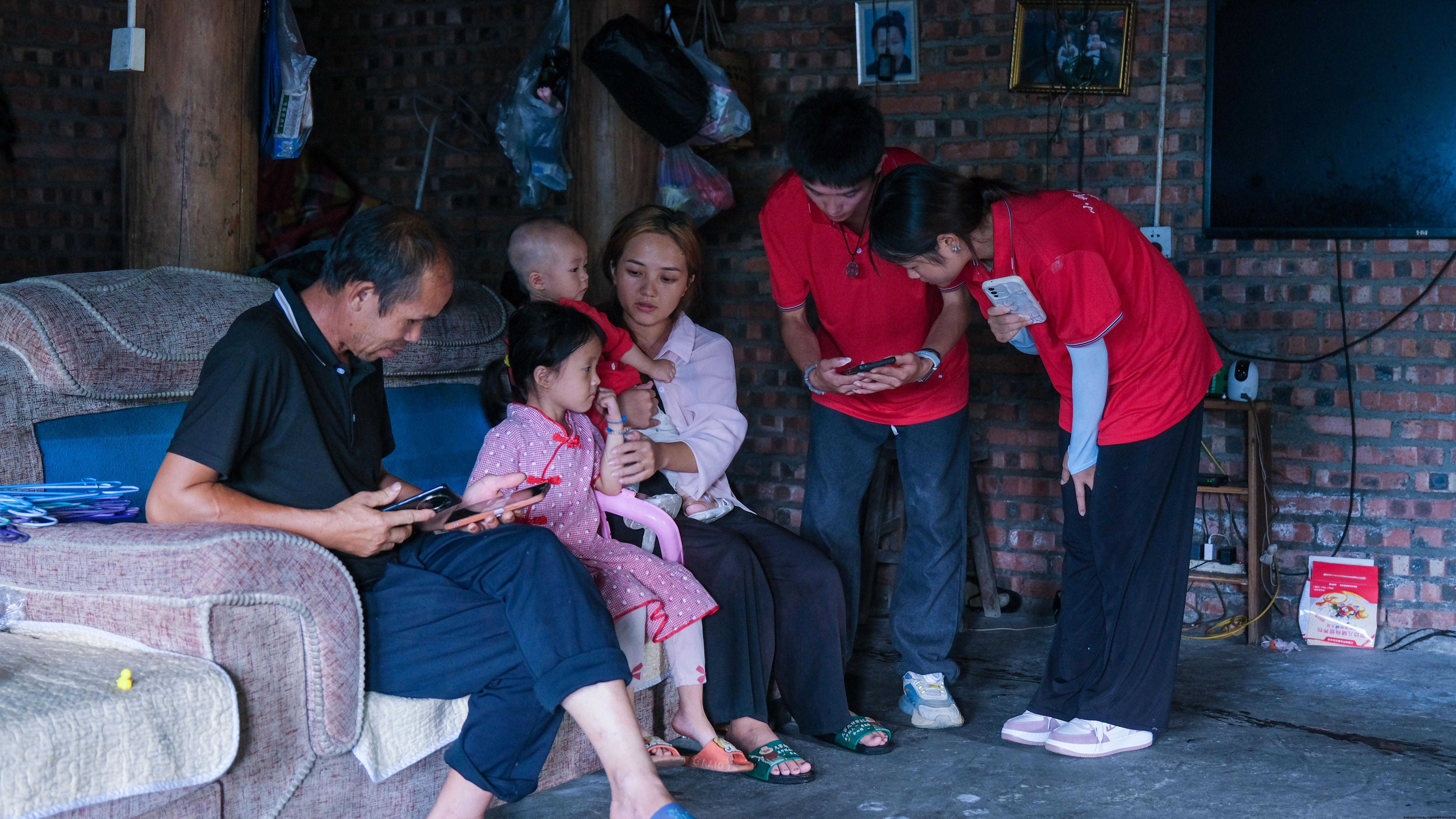 图为村民家中走访调研