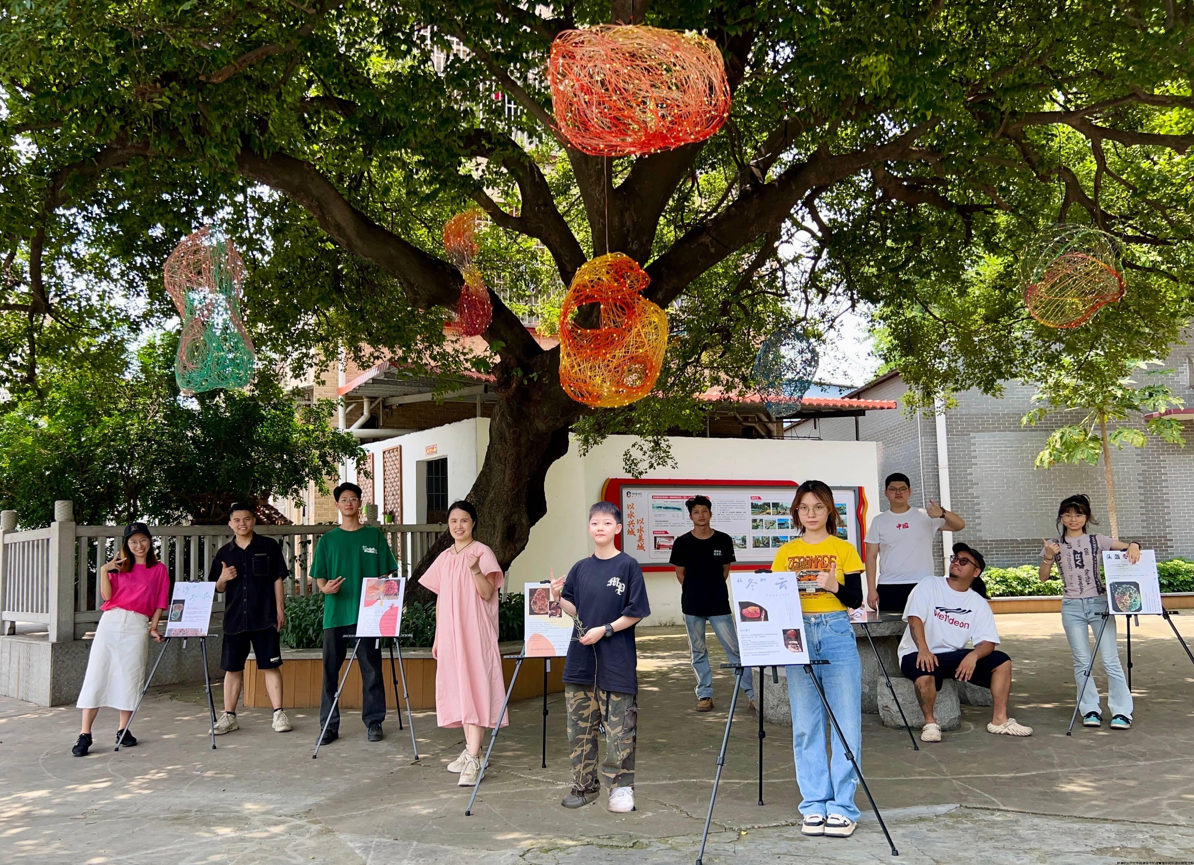 师生与作品合影(1).jpg 师生与作品合影(1).jpg