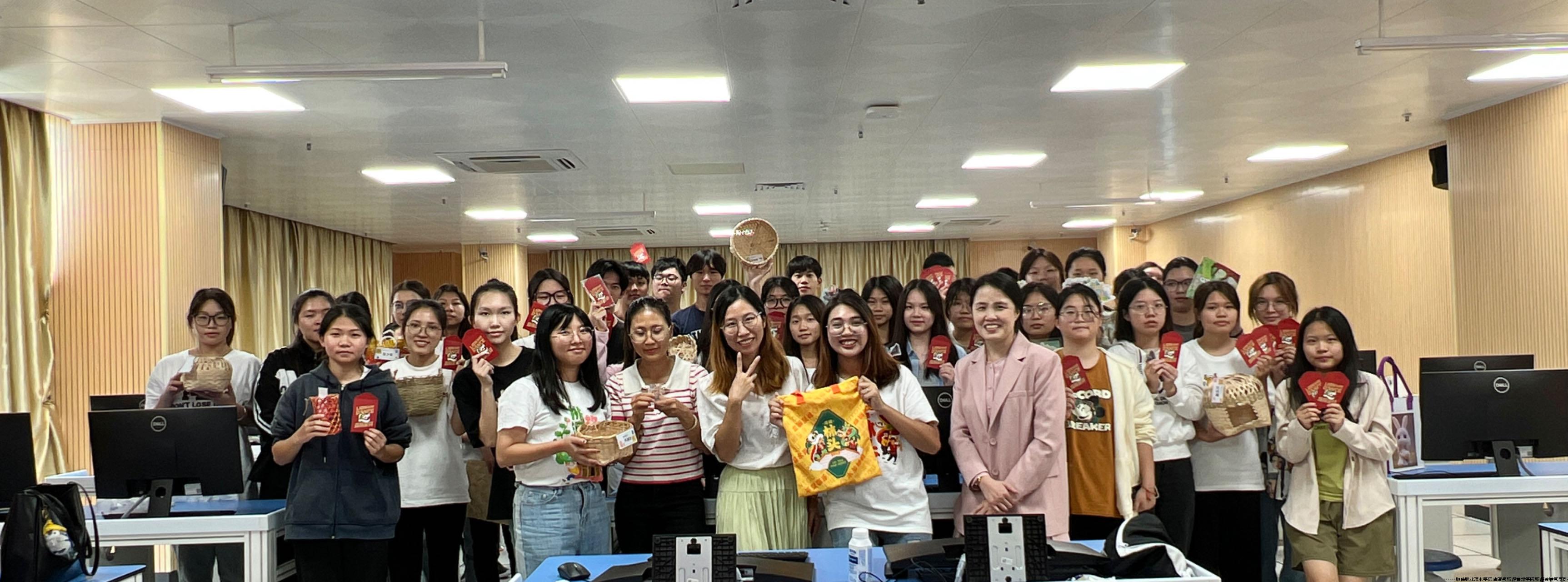 课堂合影.jpg 课堂合影.jpg