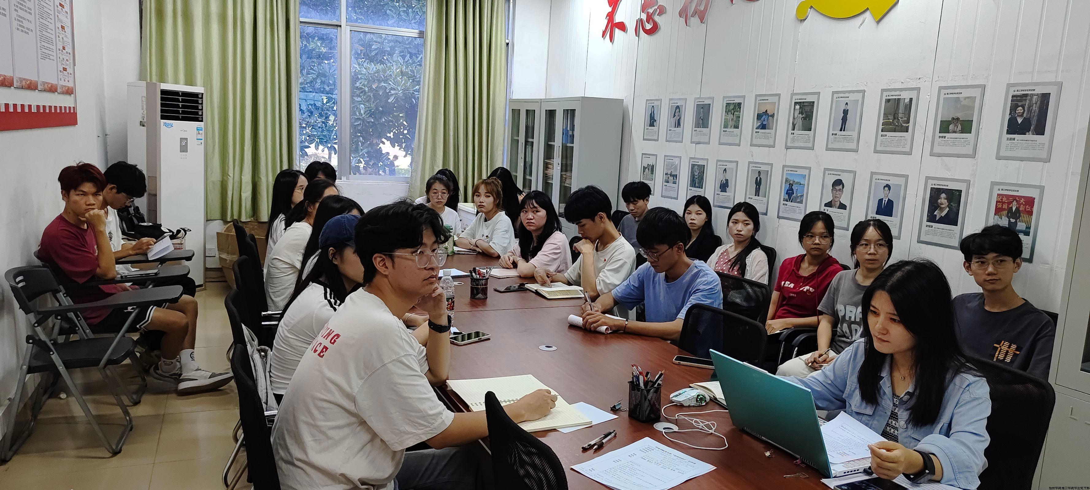 党员讨论.jpeg 党员讨论.jpeg