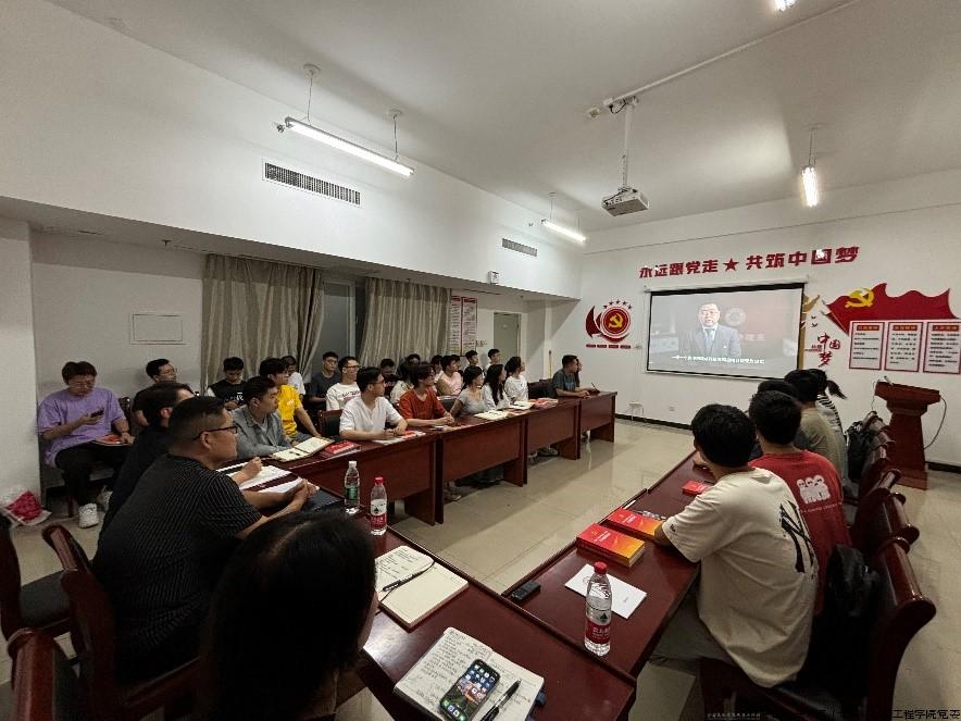 学生党支部书记集体观看微党课.jpg