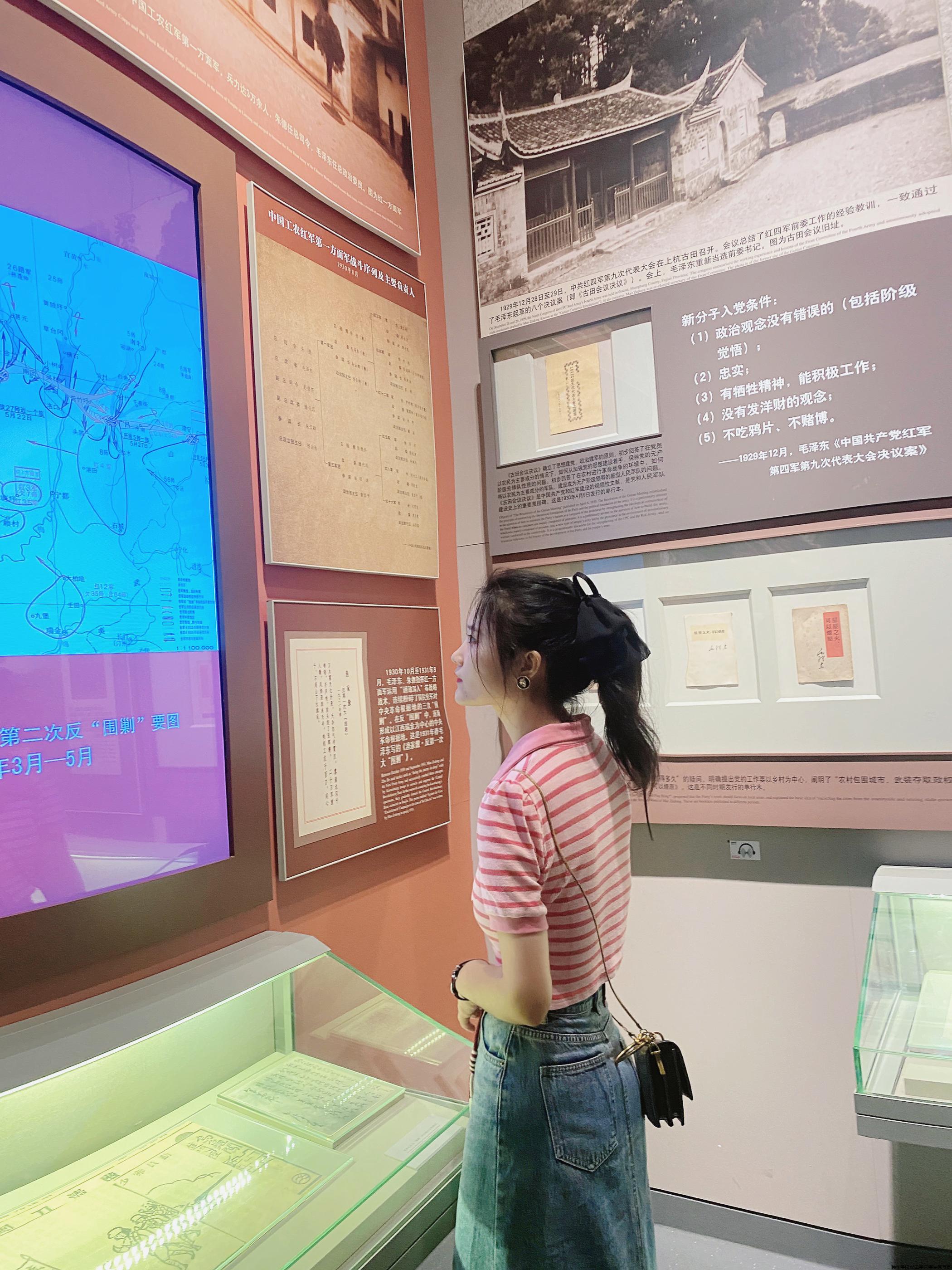 王少鹏前往毛泽东故居.jpg 王少鹏前往毛泽东故居.jpg