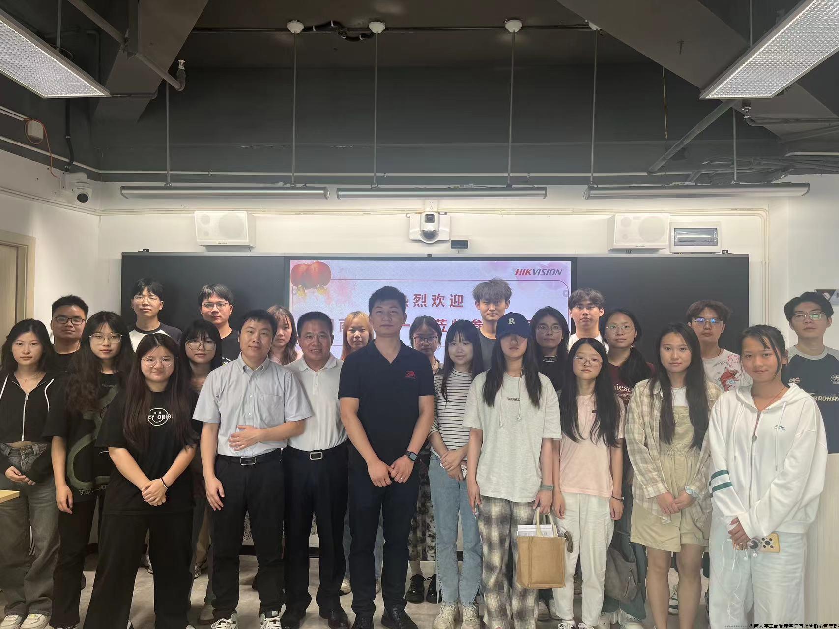 市场营销系师生走进海康威视.jpg