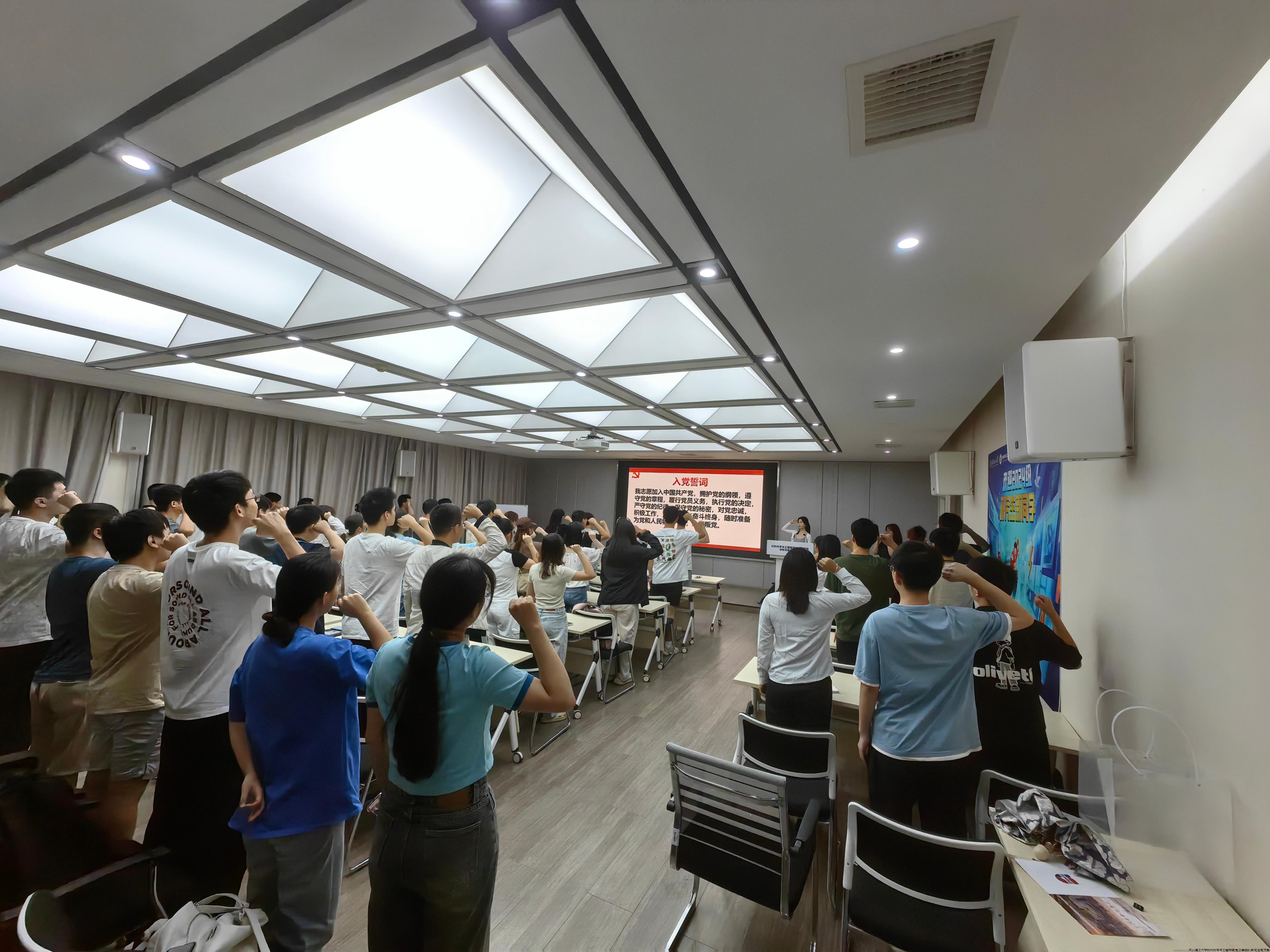 图四 重温入党誓词.jpg