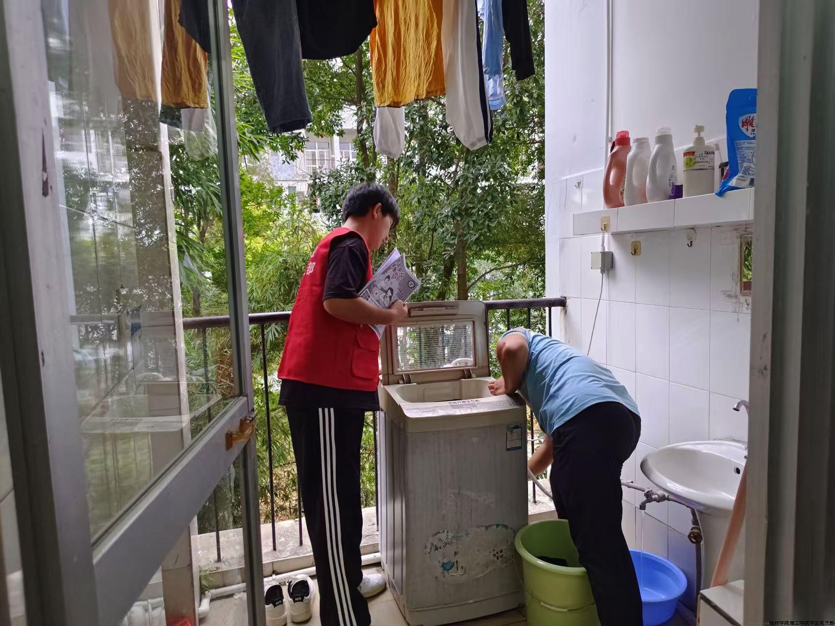 支部成员帮助新生解决问题.jpg 支部成员帮助新生解决问题.jpg