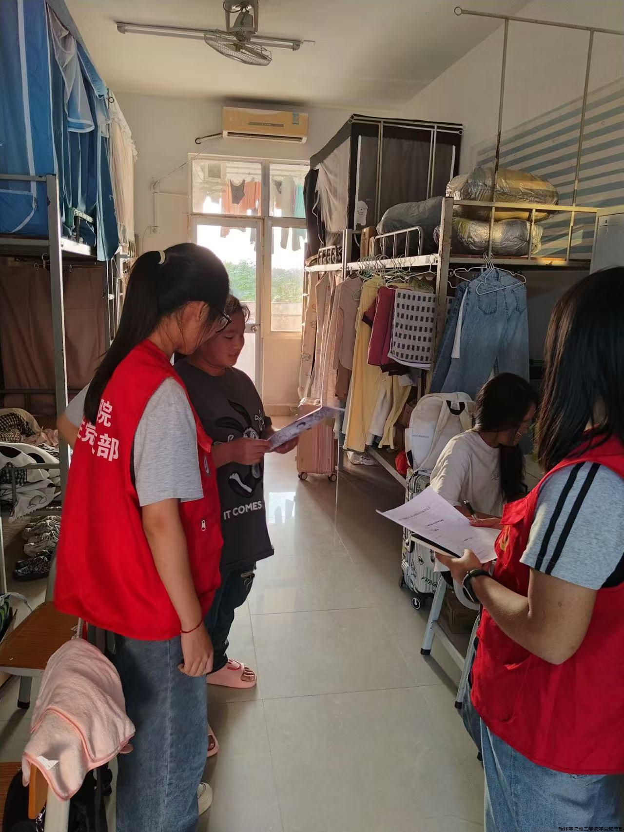 支部成员为新生解疑答惑5.jpg 支部成员为新生解疑答惑5.jpg