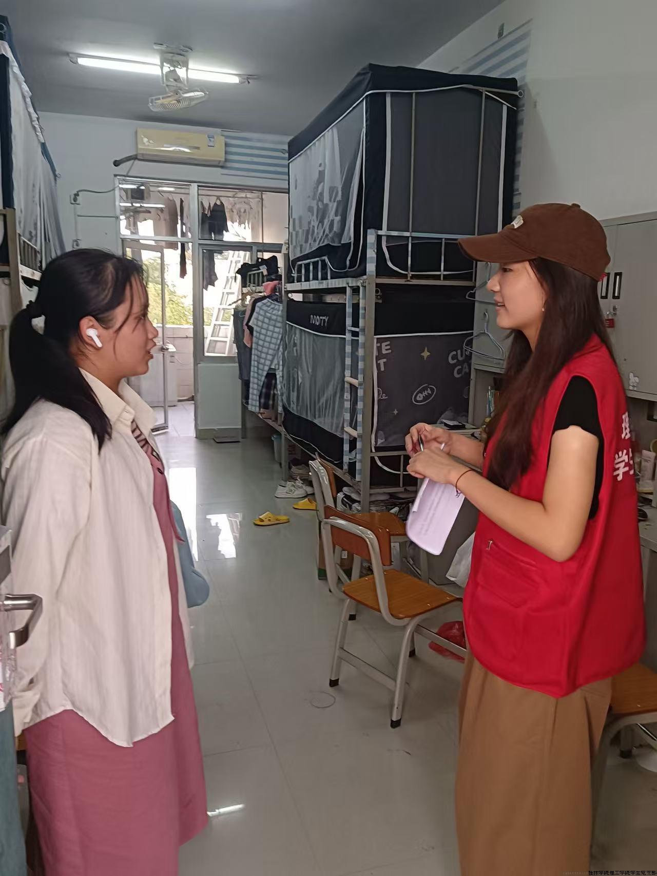 支部成员为新生解疑答惑2.jpg 支部成员为新生解疑答惑2.jpg