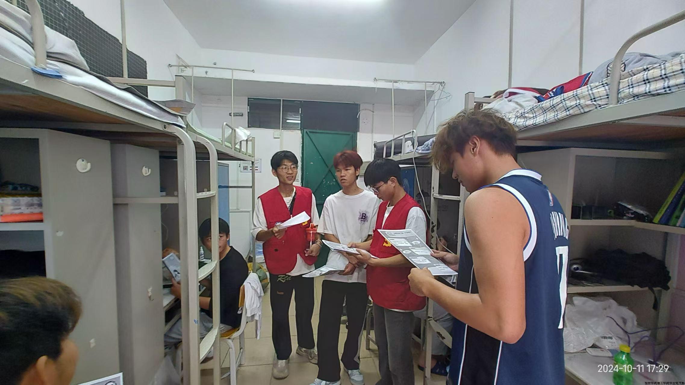 支部成员为新生介绍党务中心情况.jpg 支部成员为新生介绍党务中心情况.jpg