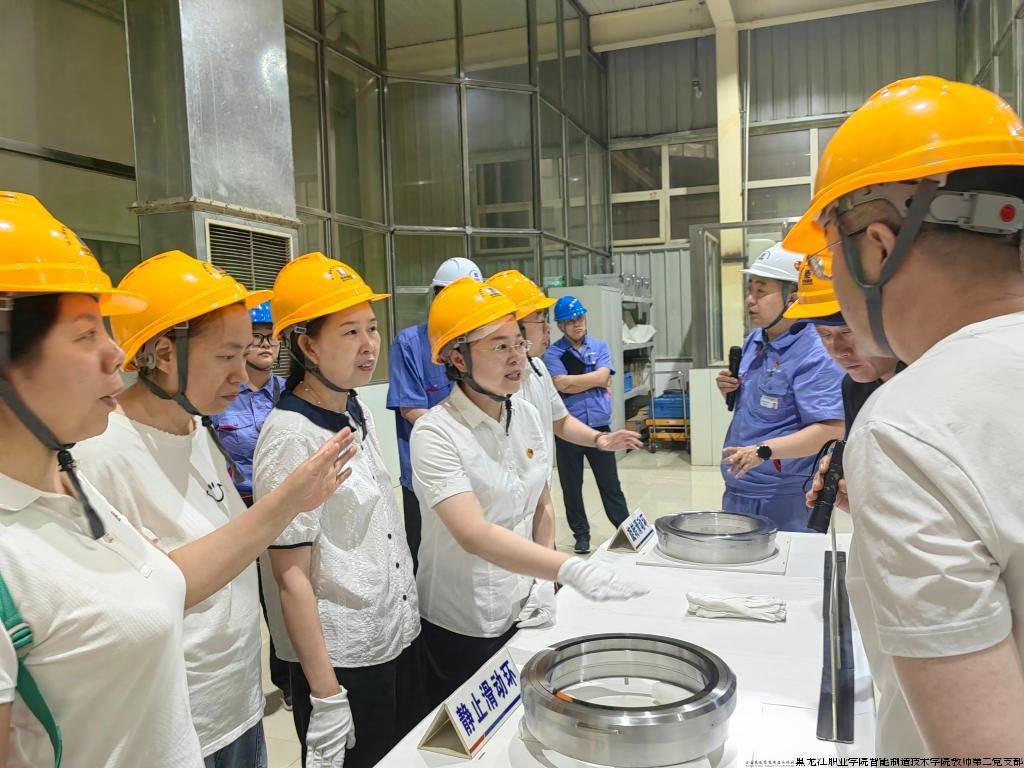 分院教师到企业一线参观.jpg