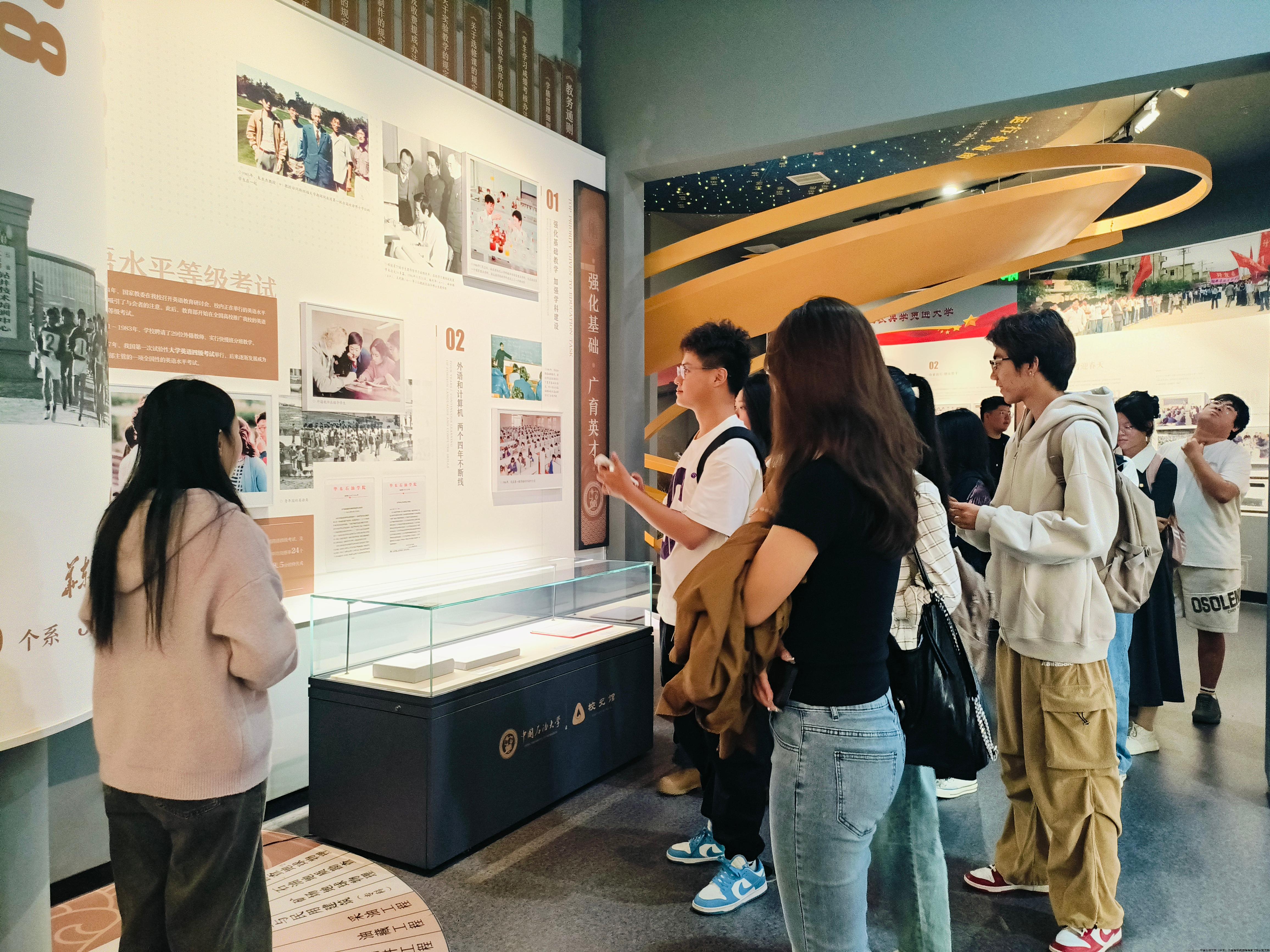 参观校史馆 3.jpg 参观校史馆 3.jpg