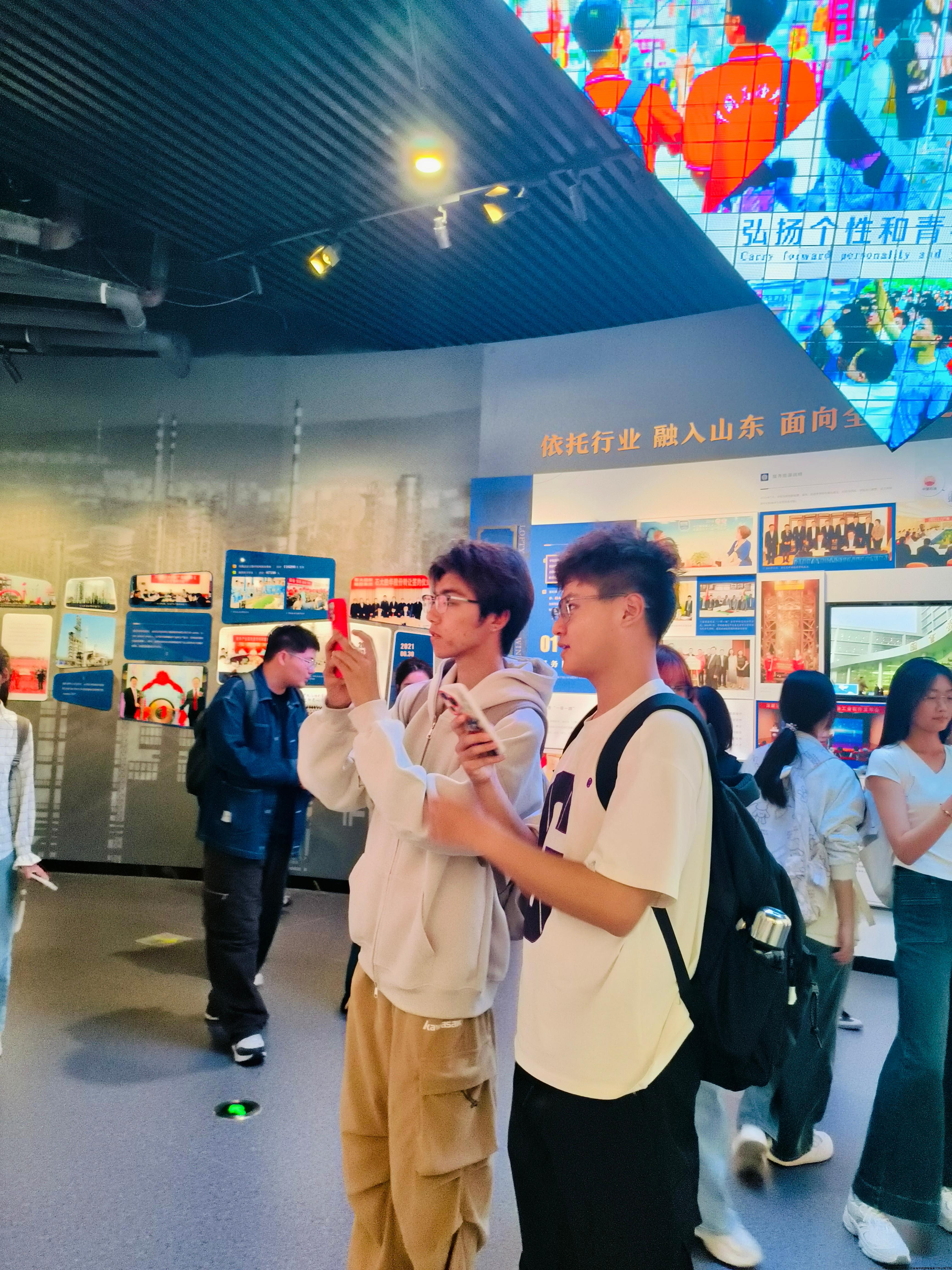 参观校史馆 2.jpg 参观校史馆 2.jpg