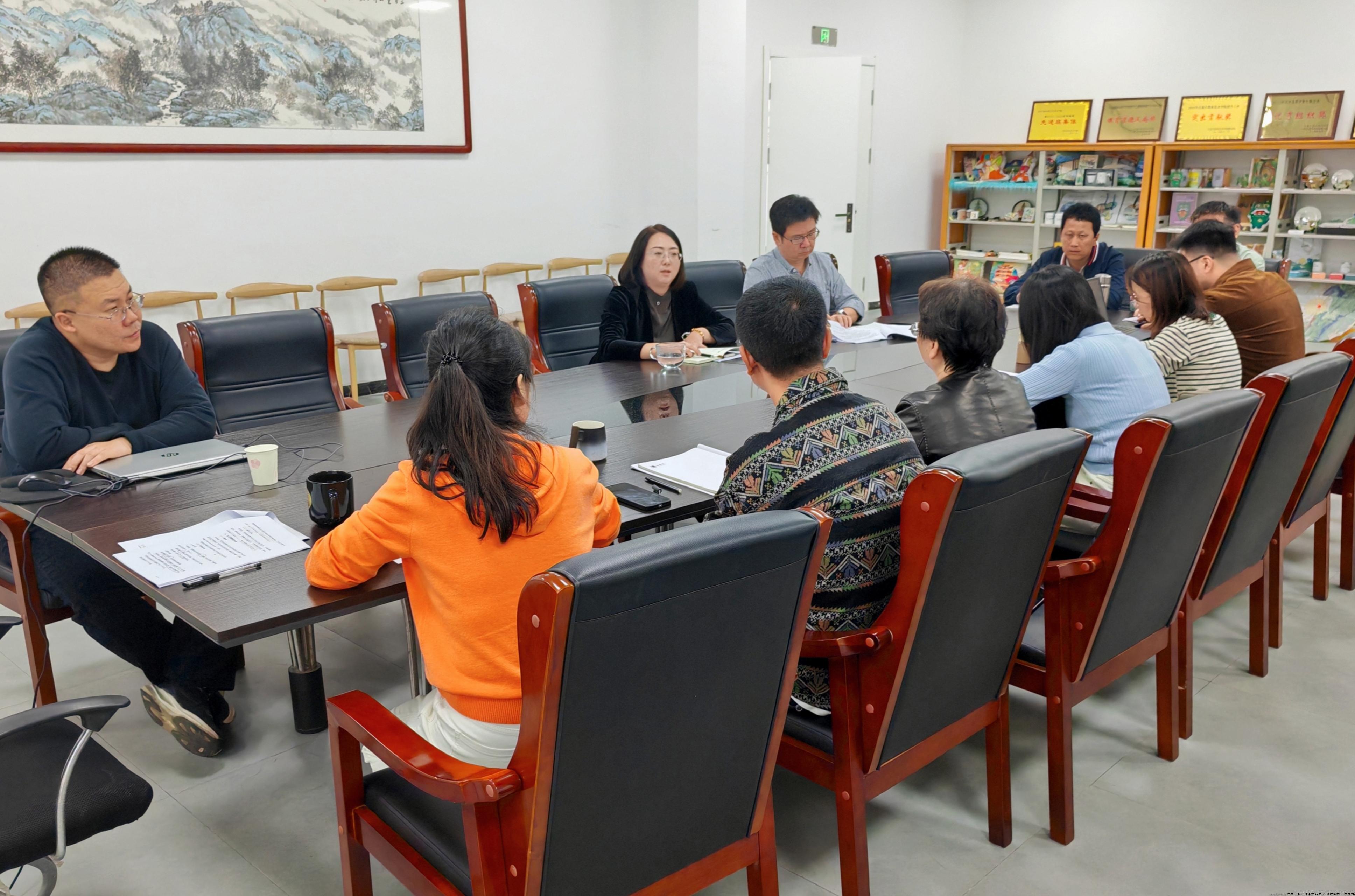 相关负责人对大赛筹备进行商讨.jpg 相关负责人对大赛筹备进行商讨.jpg