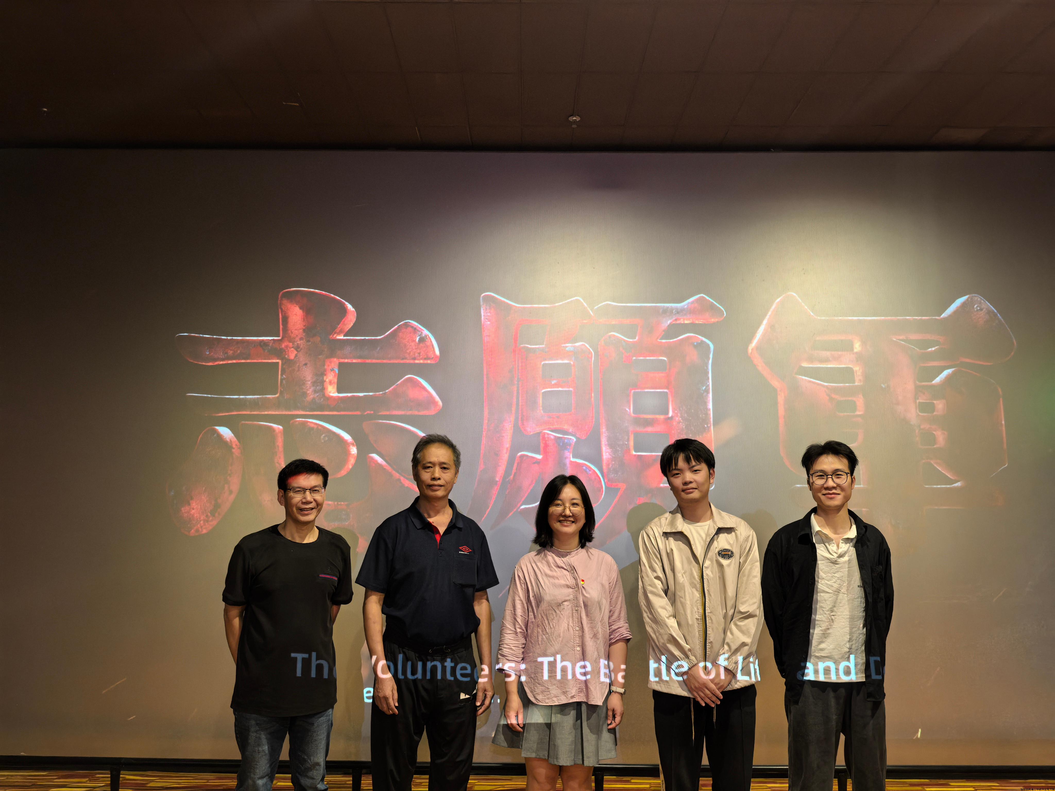 党总支书记同群众和民主党派合影.jpg 党总支书记同群众和民主党派合影.jpg