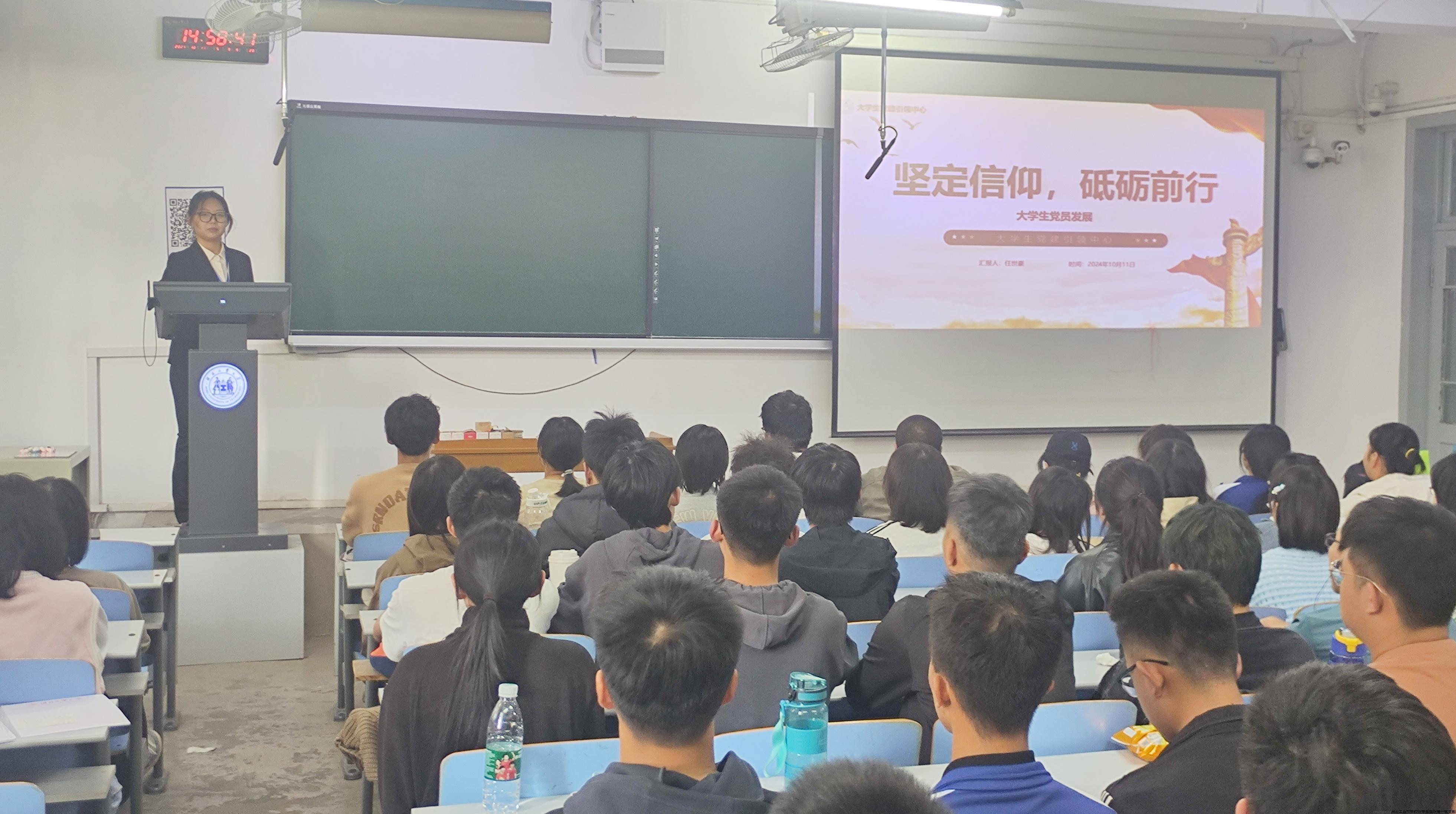河北工业大学建艺学院同学认真聆听宣讲.jpg