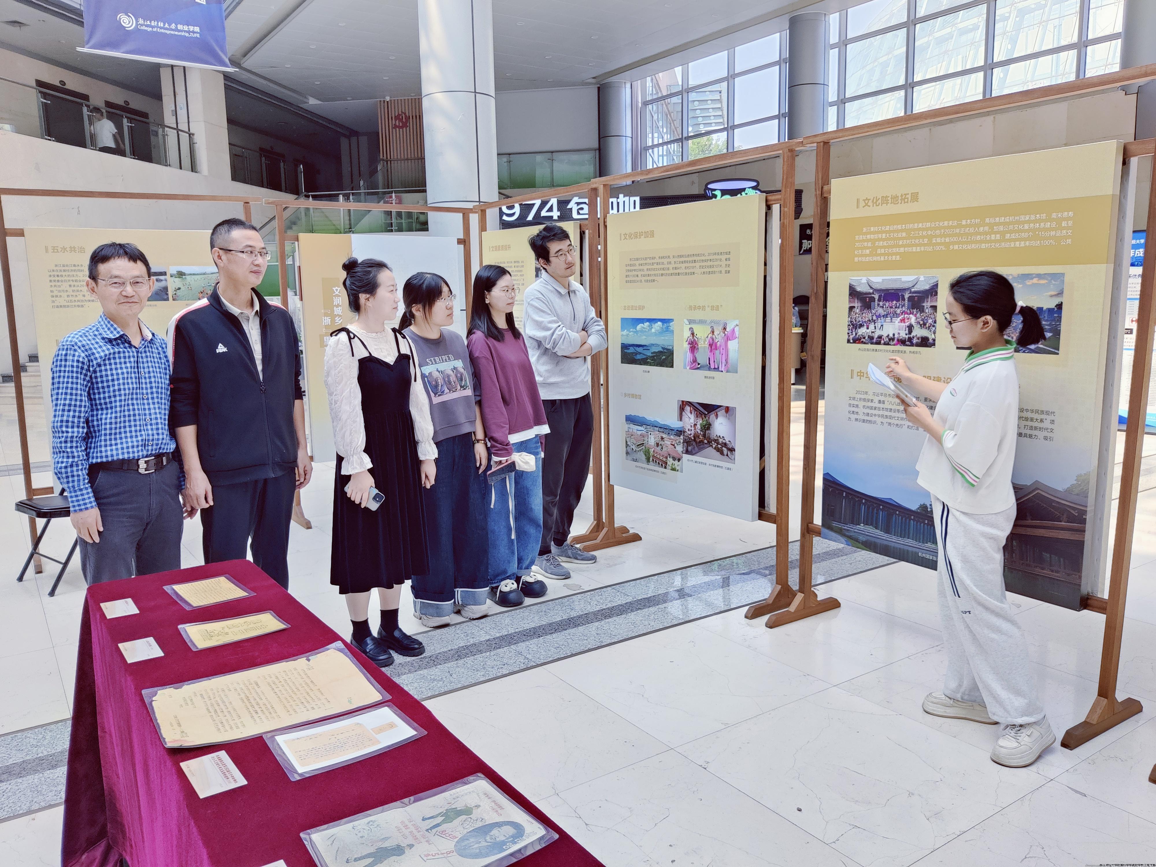 看展2.jpg 看展2.jpg