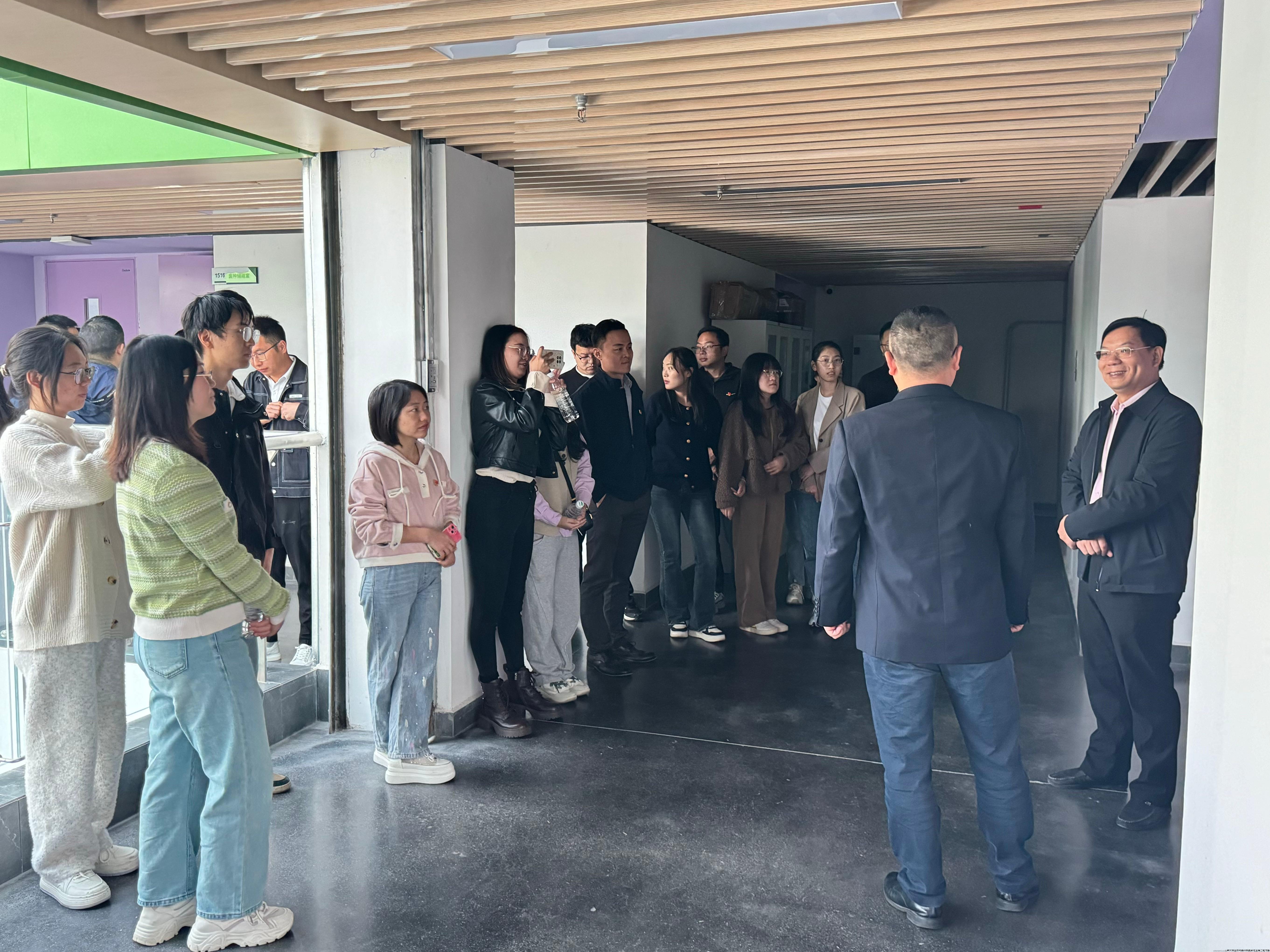 参观实验室2.JPG 参观实验室2.JPG