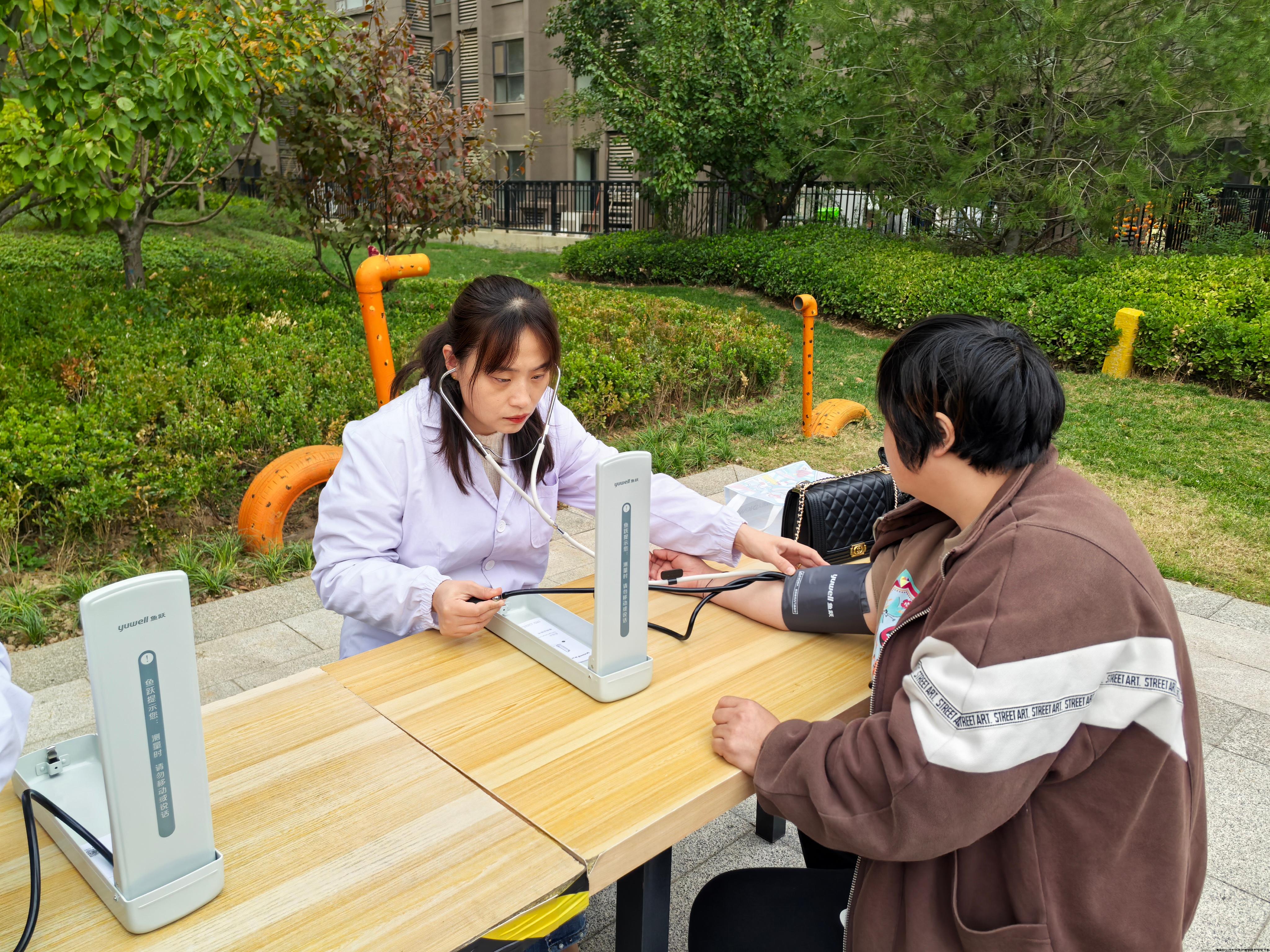 “健康相伴 情暖金秋”主题党日活动1.jpg