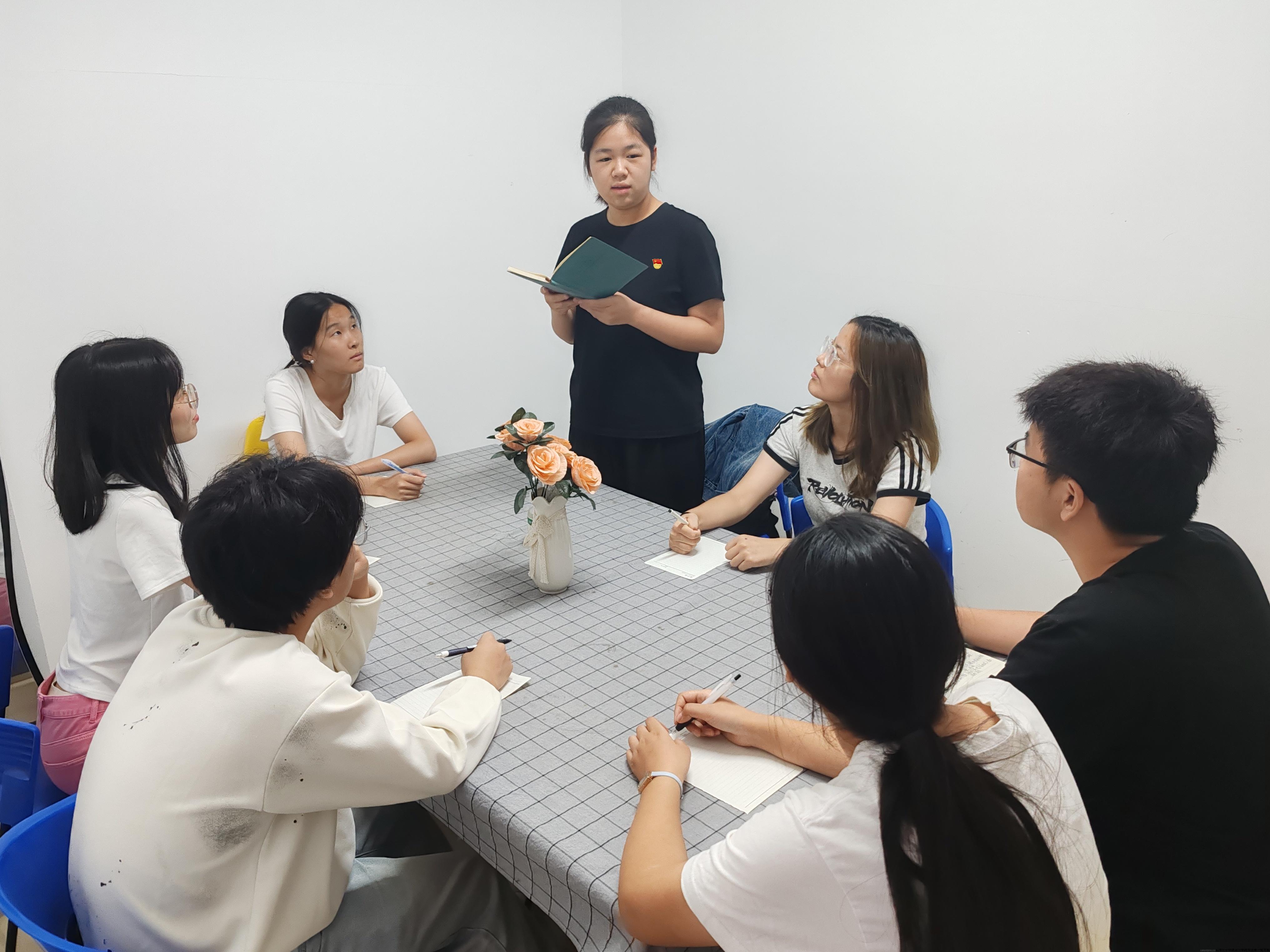 支部学生党员与所联系的入党积极分子开展小组学习