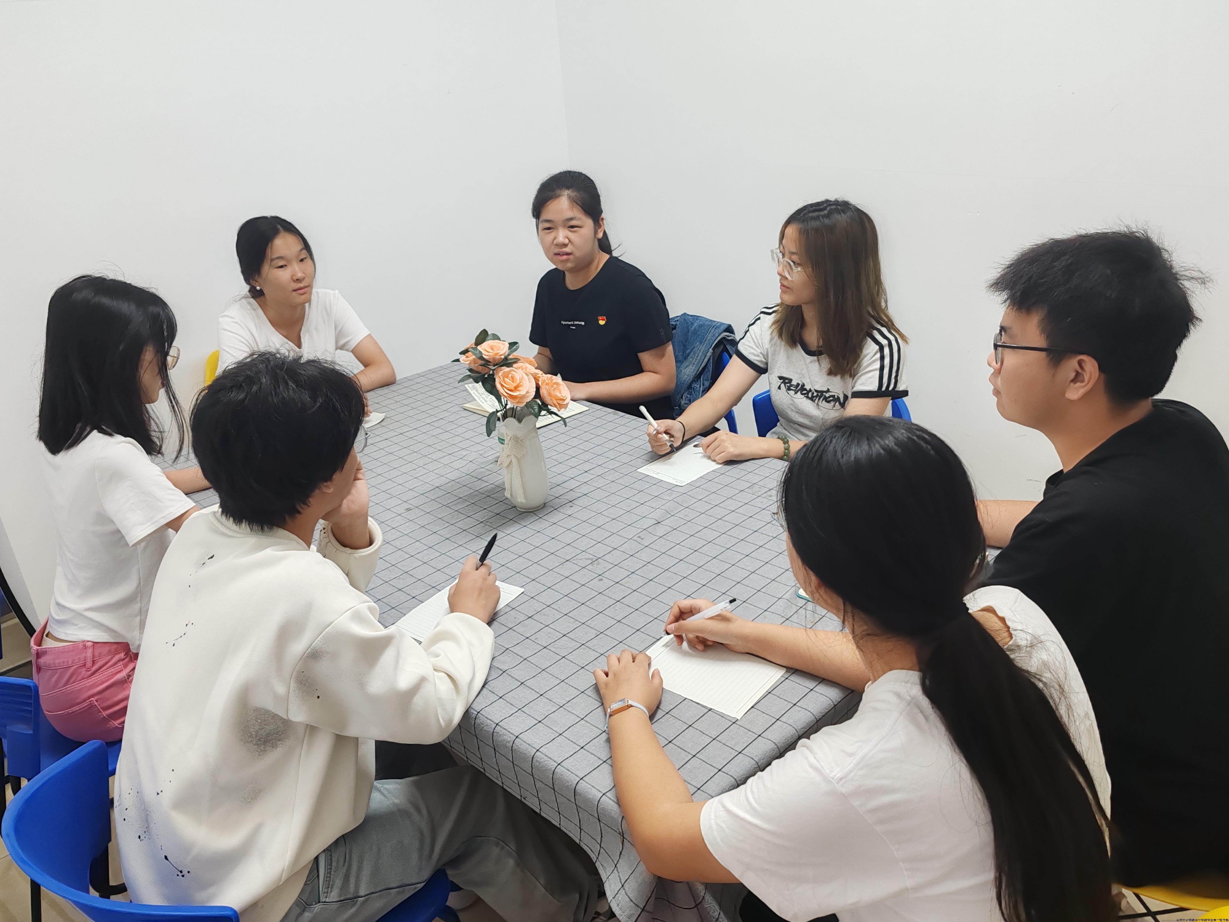 支部学生党员与所联系的入党积极分子分享交流心得体会