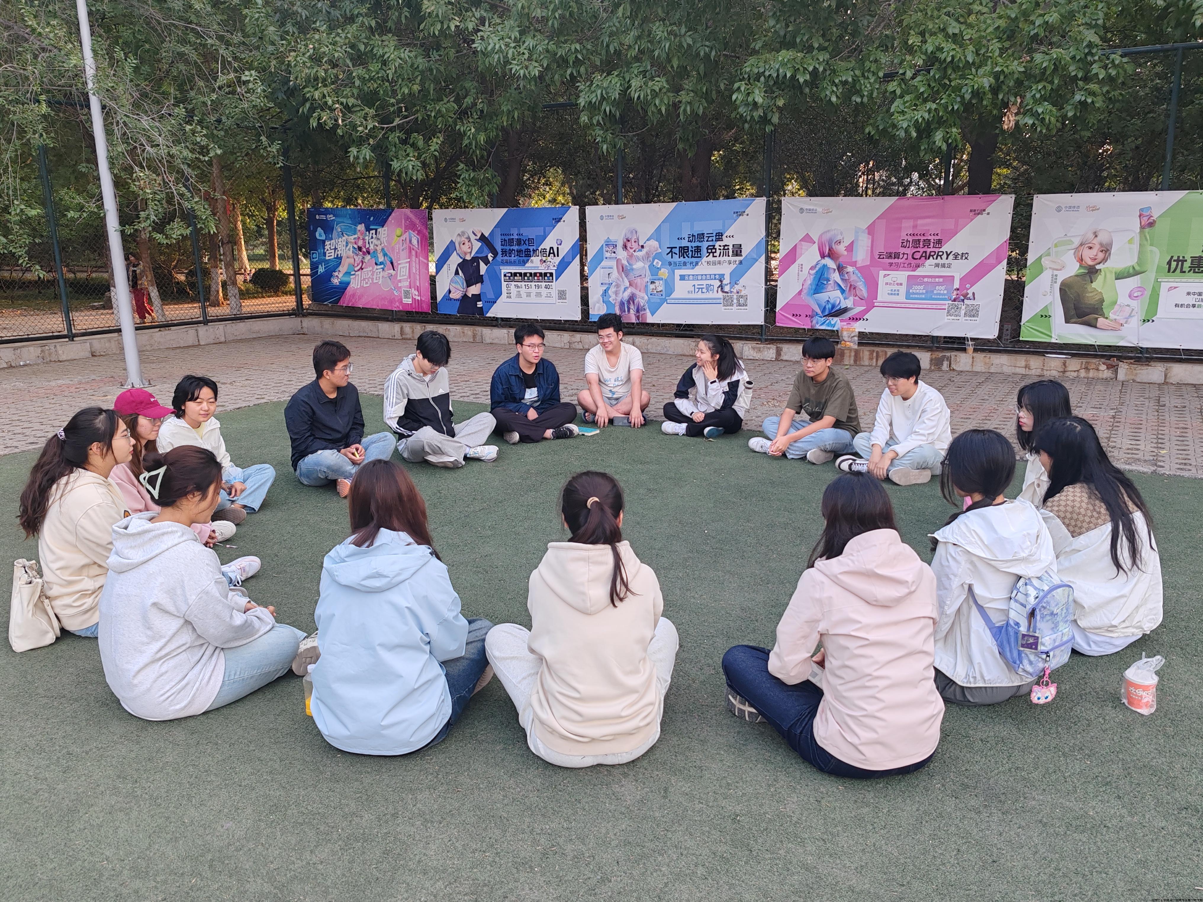 支部学生党员与所联系的入党积极分子开展户外拓展