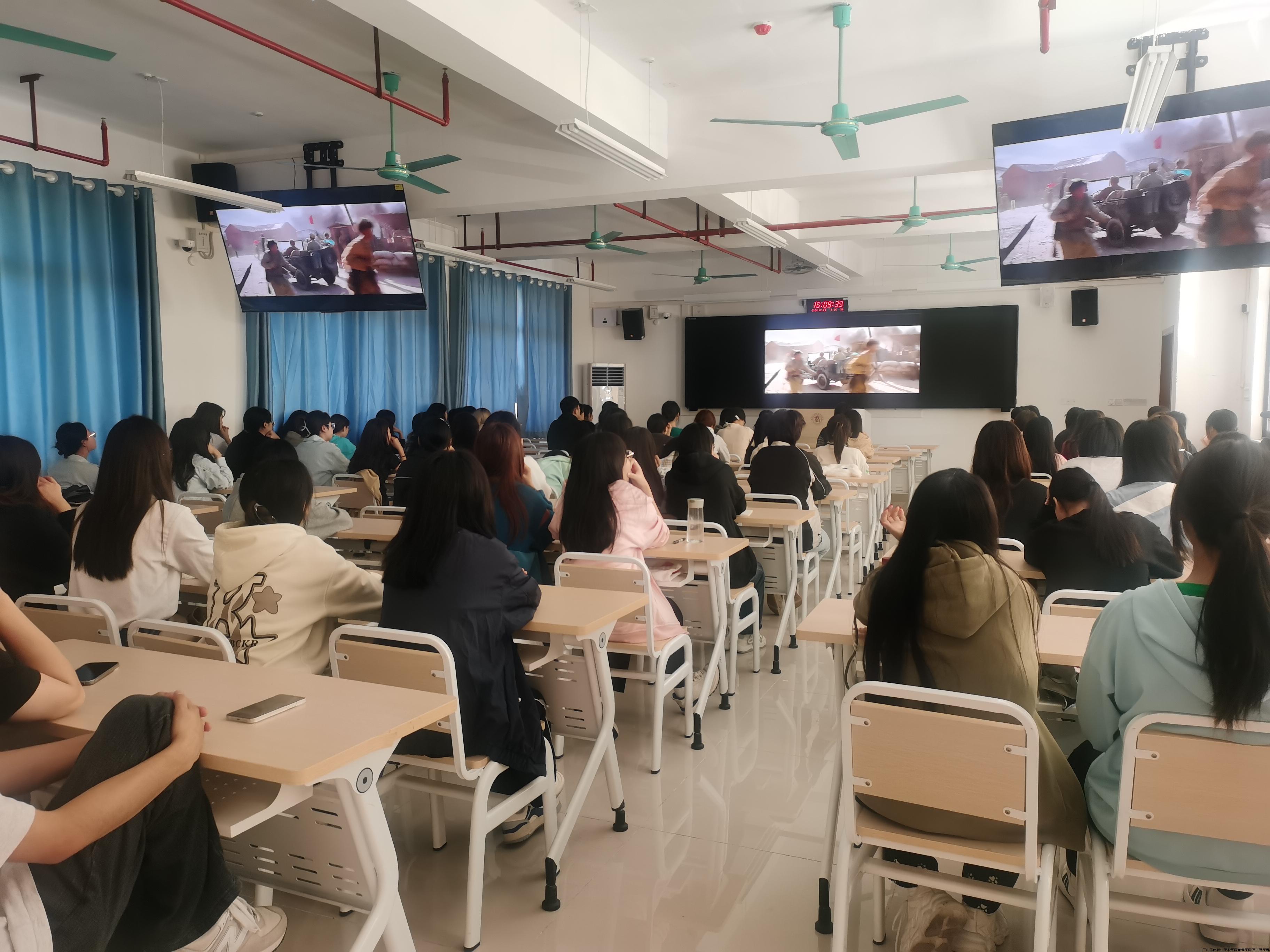 图为 观看影片《志愿军：雄兵出击》（一）.jpg