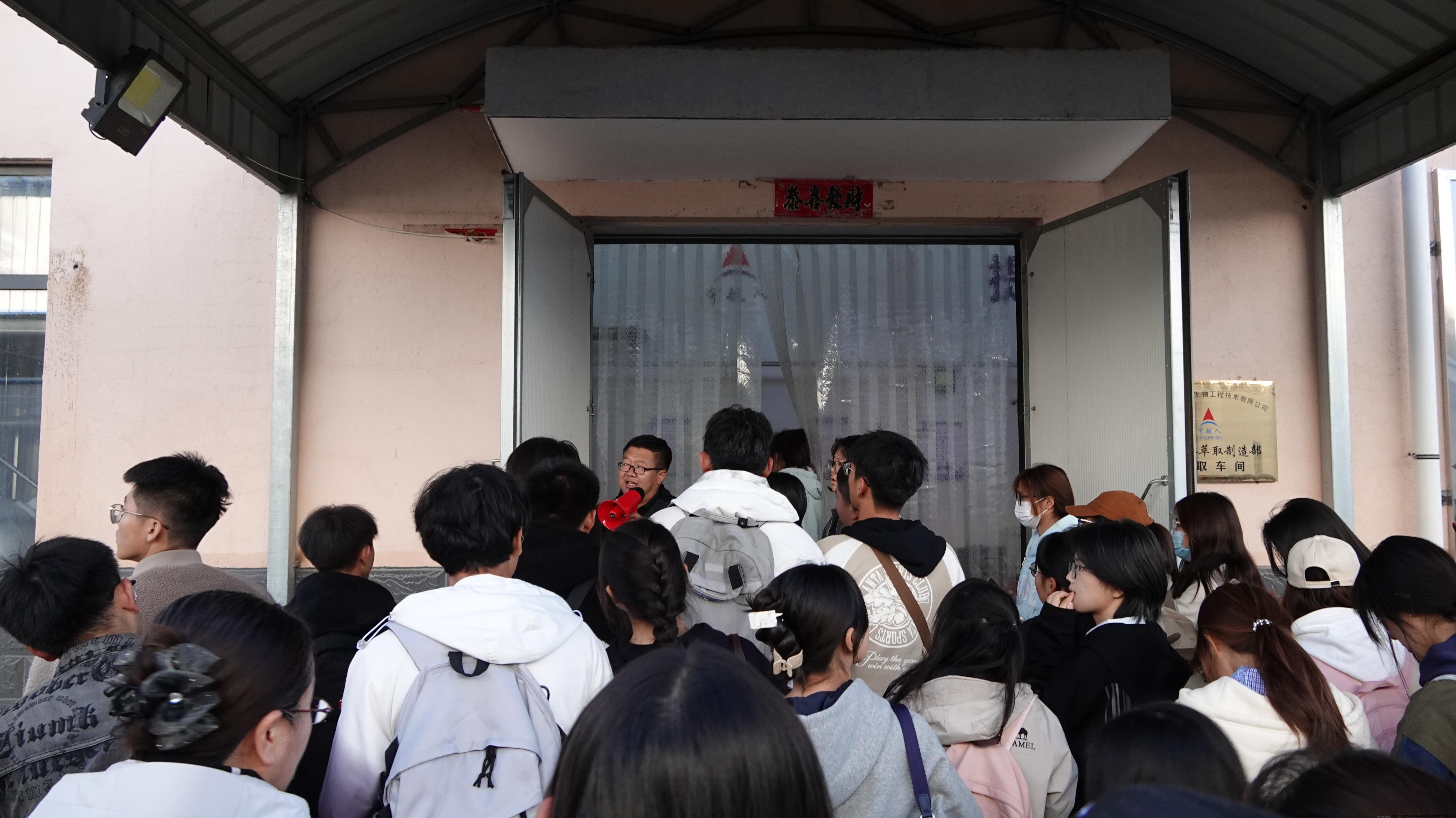 图2  产业导师现场教学.JPG