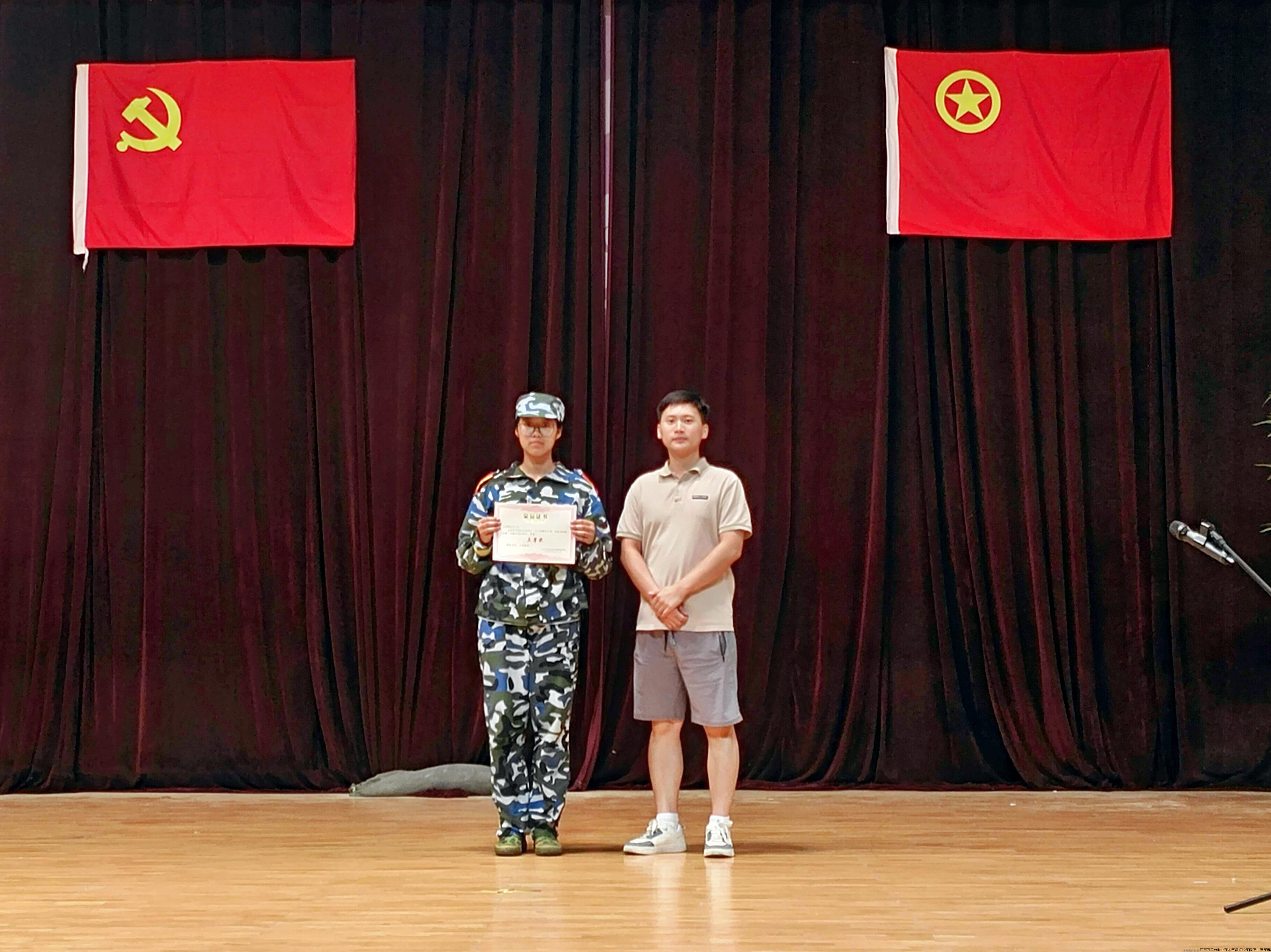 图2 财经学院学生会指导老师梁广洋为获奖班级颁奖.png