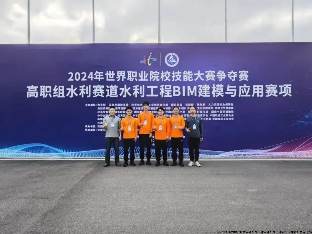 竞赛团队师生合影