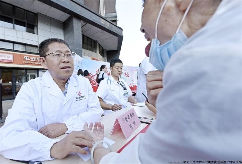 陈刚教授为居民把脉问诊.jpg 陈刚教授为居民把脉问诊.jpg