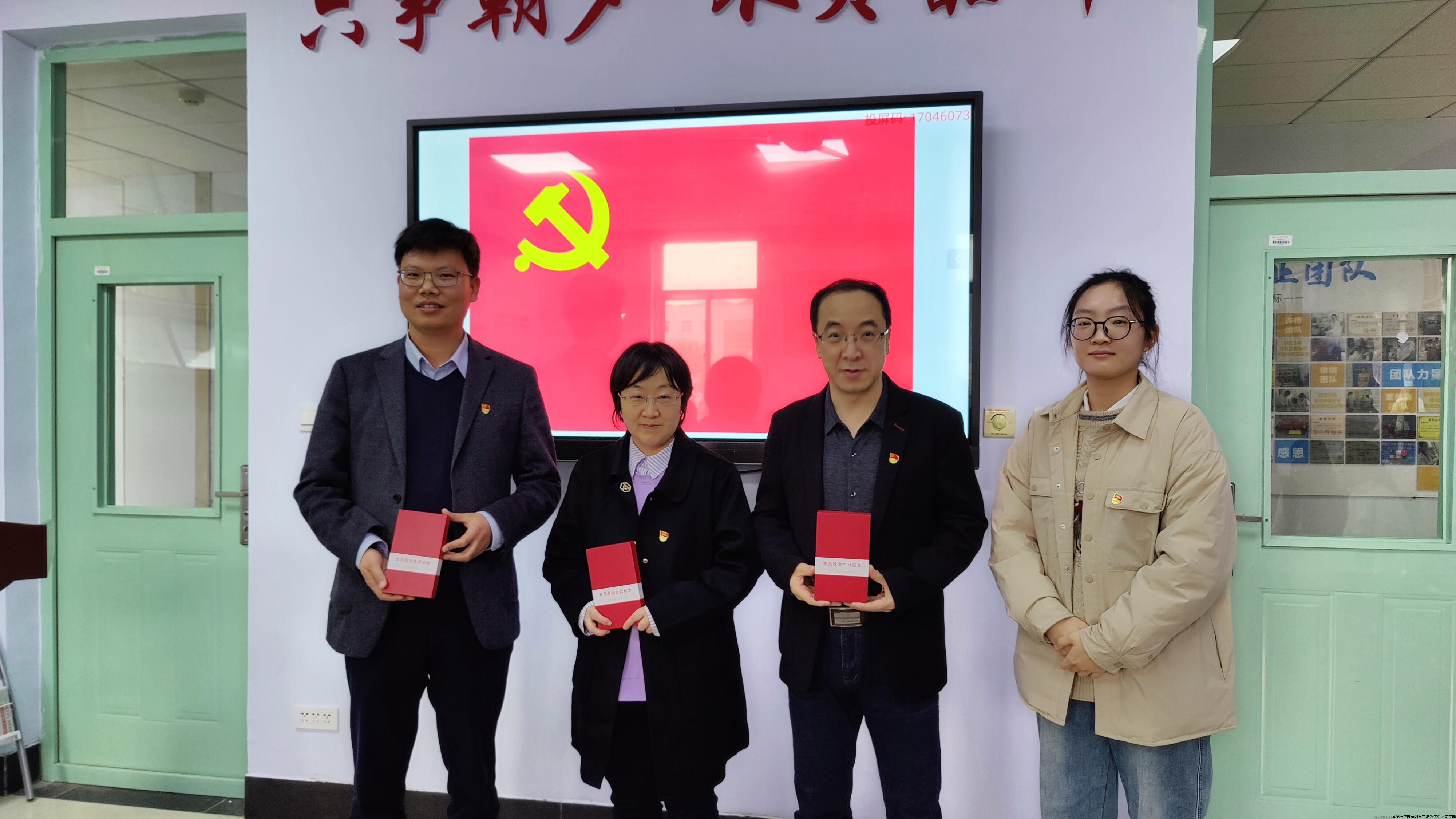 图2-1 研究生学院学生第一党支部书记为基础医学院教工第六党支部党员过政治生日.jpg