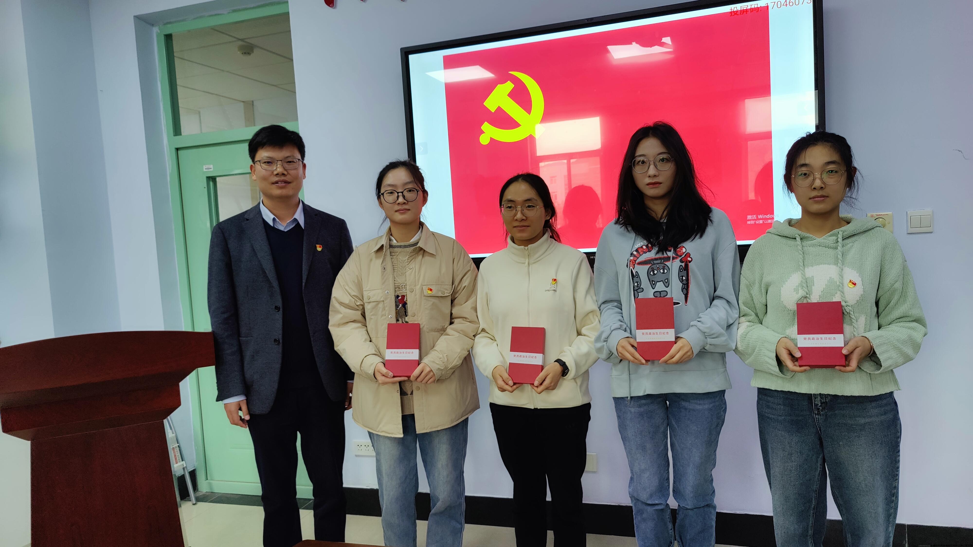 图2-2 基础医学院教工第六党支部书记为研究生学院学生第一党支部党员过政治生日.jpg