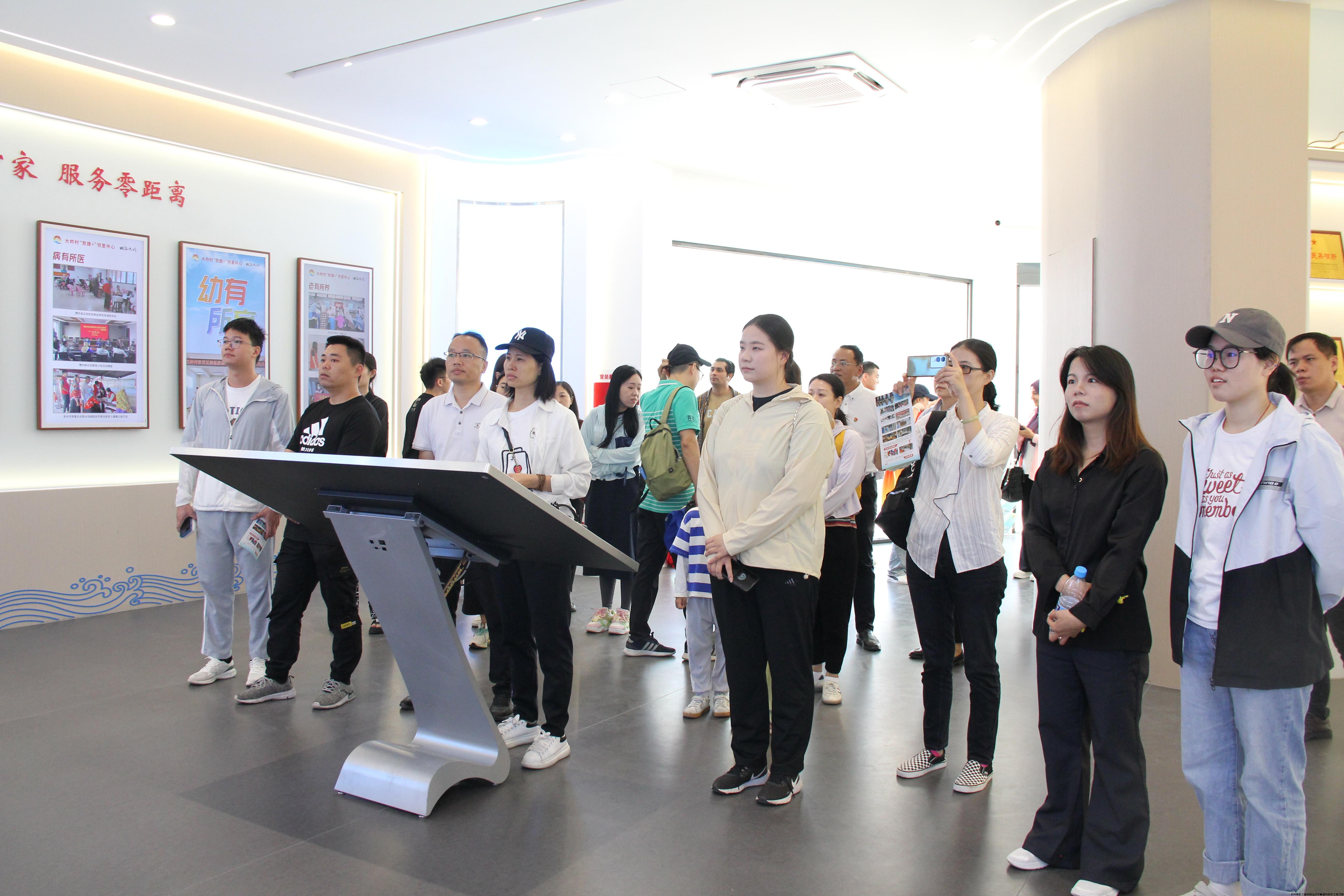 大岞村“党建+”邻里中心 参观图2.JPG