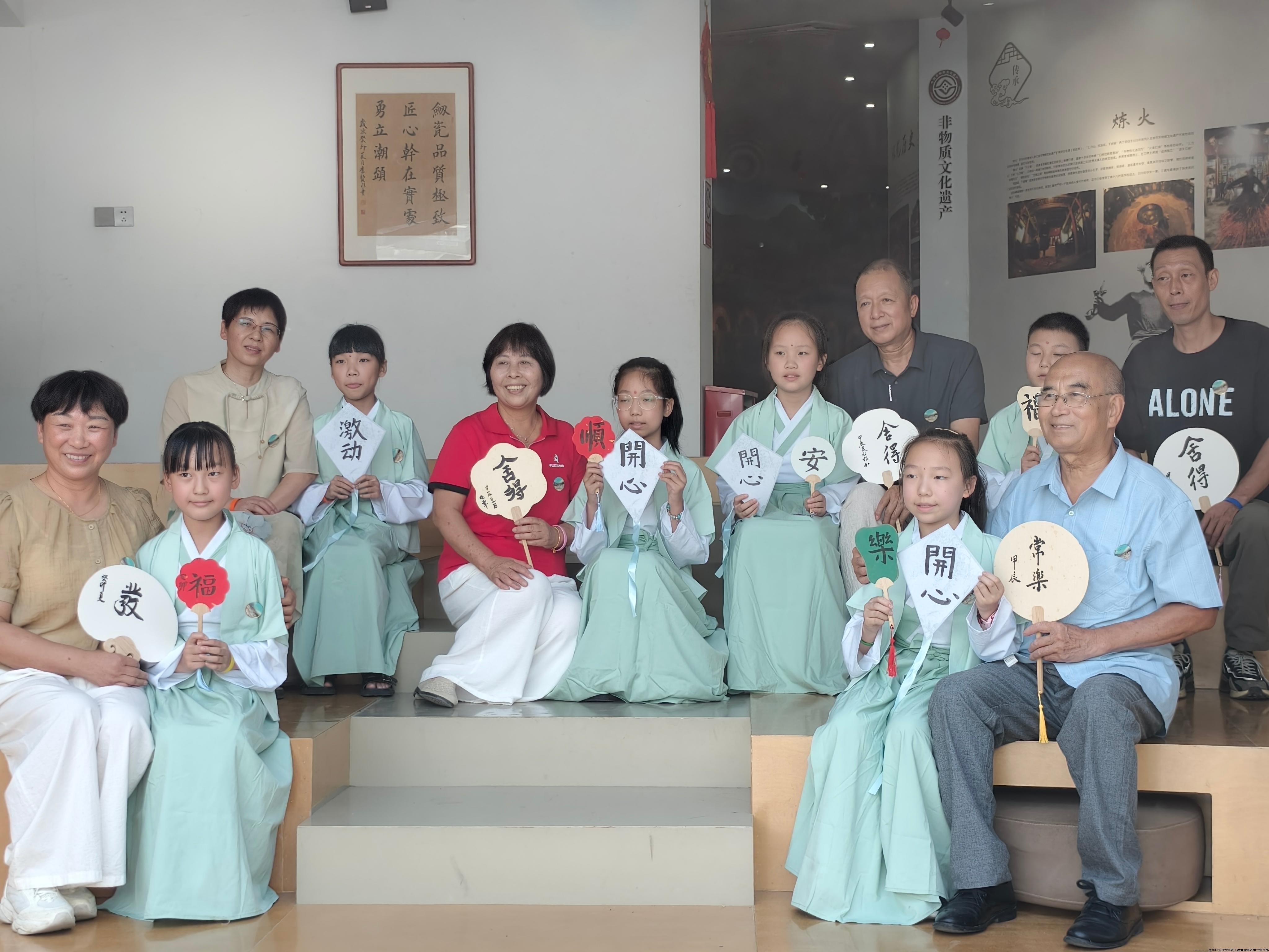 2024.10.31 工商管理学院“执笔书畈”古村文化振兴项目获评2024全国大学生社会实践“千校千项”优秀项目 2