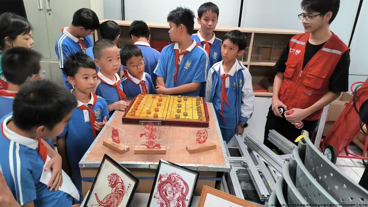 深圳信息职业技术学院镭射特工协会副会长柯耀扬向小同学们介绍社团的专业热色作品