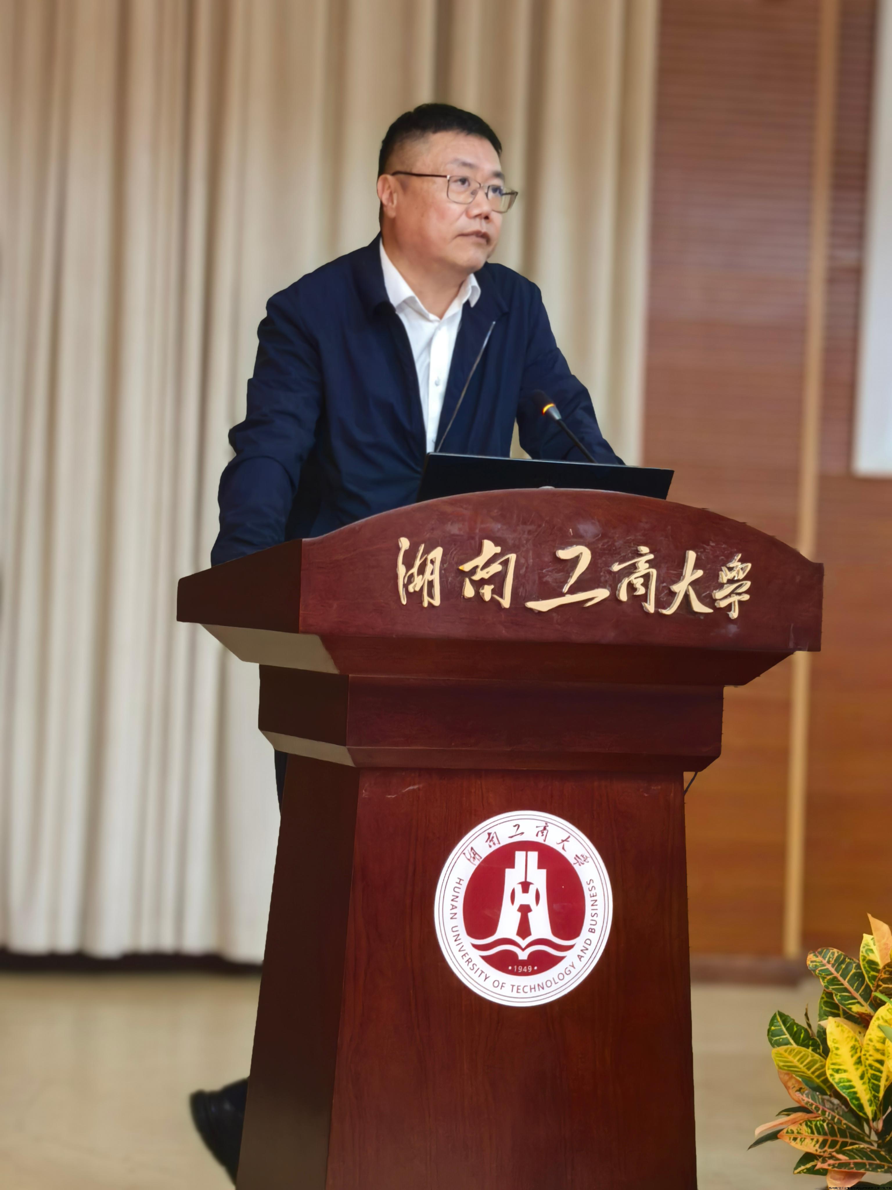 郝爱民照片近景