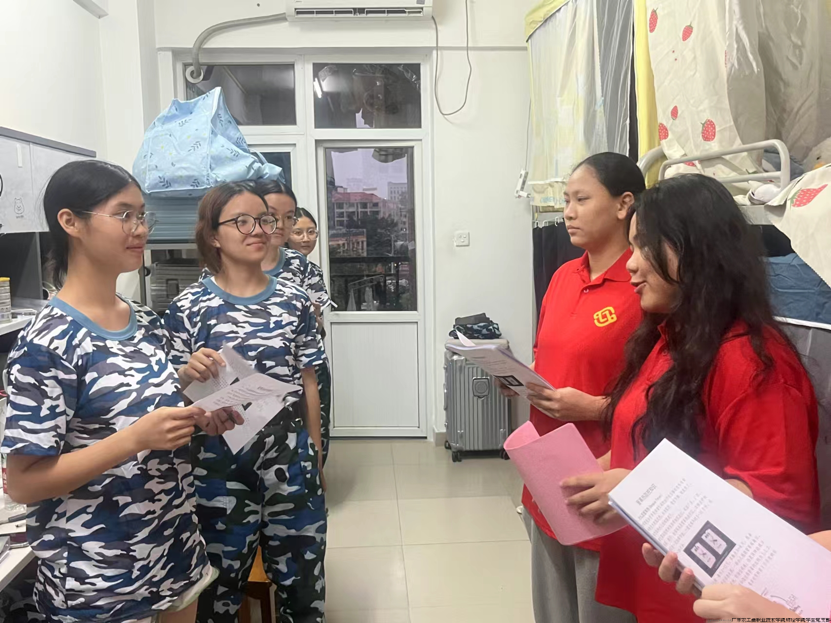 图1宣传现场.png 图1宣传现场.png