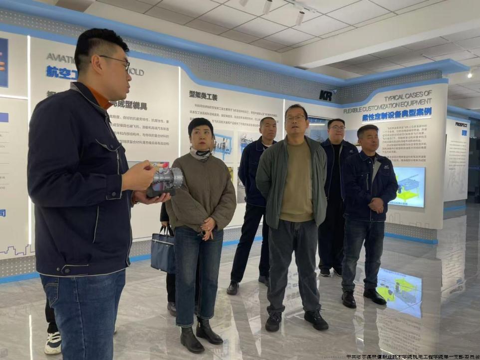 现场讲解.jpg 现场讲解.jpg