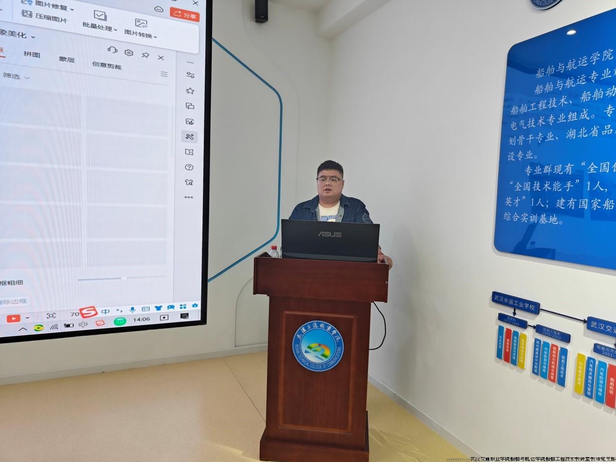 图1 优秀毕业生刘子傲同学作报告.jpg