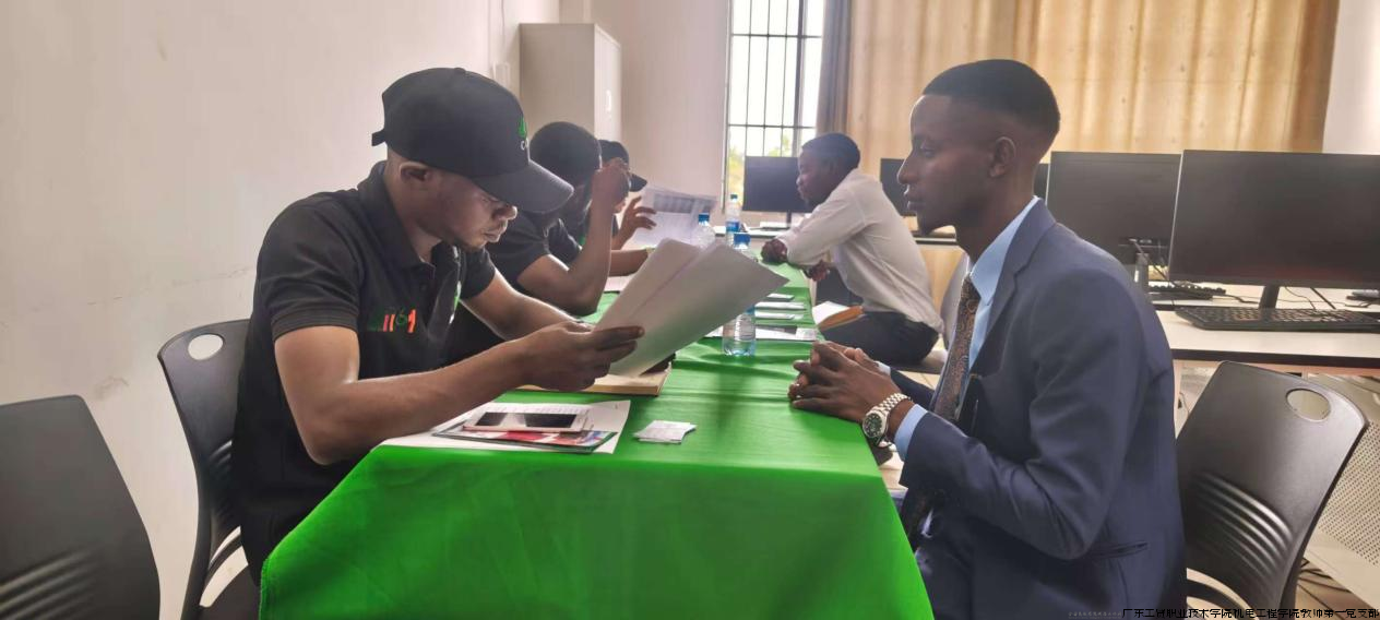 C:Users71099Desktop稿件、一周一篇中赞职教合作多点开花：课程标准申报研讨、订单班毕业双选会举行，铜版画赠礼传情谊图片 7